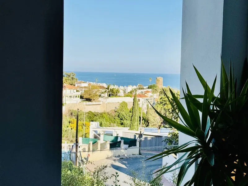 The plot has 1.374 m2, totally fenced with walls and fences and perimeter lighting. The house has 330 m2, distributed in four bedrooms (three of them en suite), five bathrooms, open plan living room and kitchen, pantry and a large hall. All this is on one