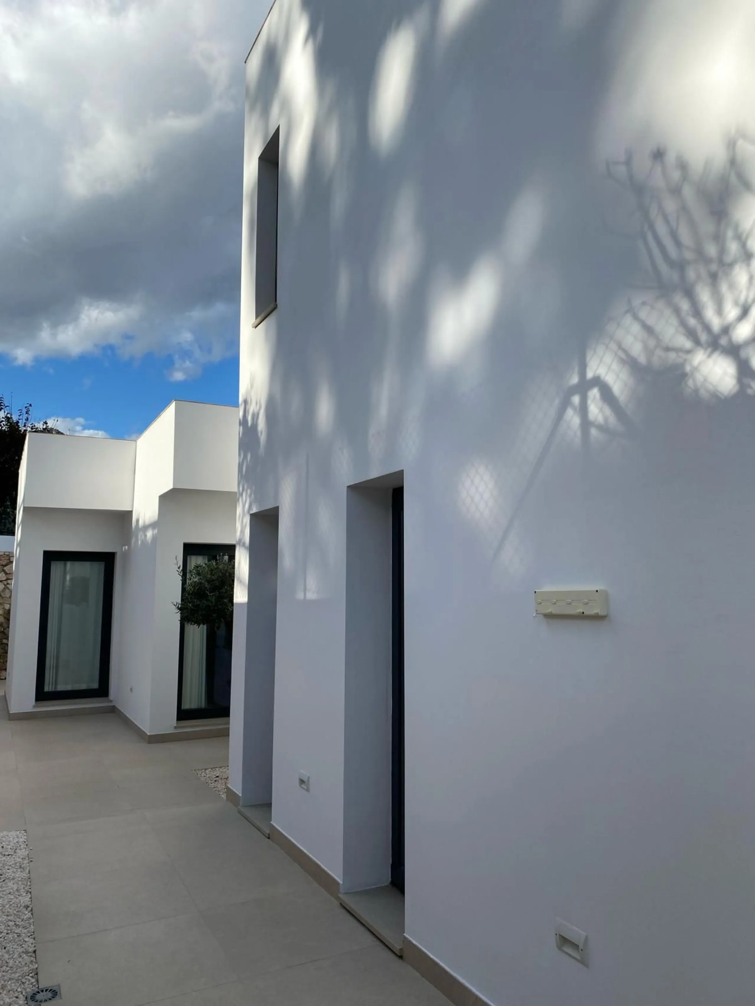 The plot has 1.374 m2, totally fenced with walls and fences and perimeter lighting. The house has 330 m2, distributed in four bedrooms (three of them en suite), five bathrooms, open plan living room and kitchen, pantry and a large hall. All this is on one