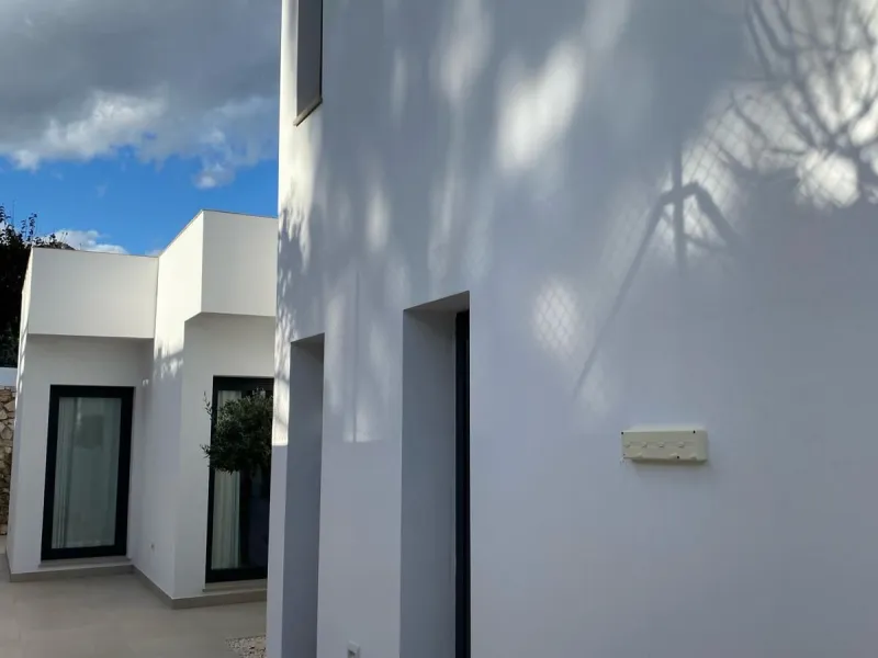 The plot has 1.374 m2, totally fenced with walls and fences and perimeter lighting. The house has 330 m2, distributed in four bedrooms (three of them en suite), five bathrooms, open plan living room and kitchen, pantry and a large hall. All this is on one