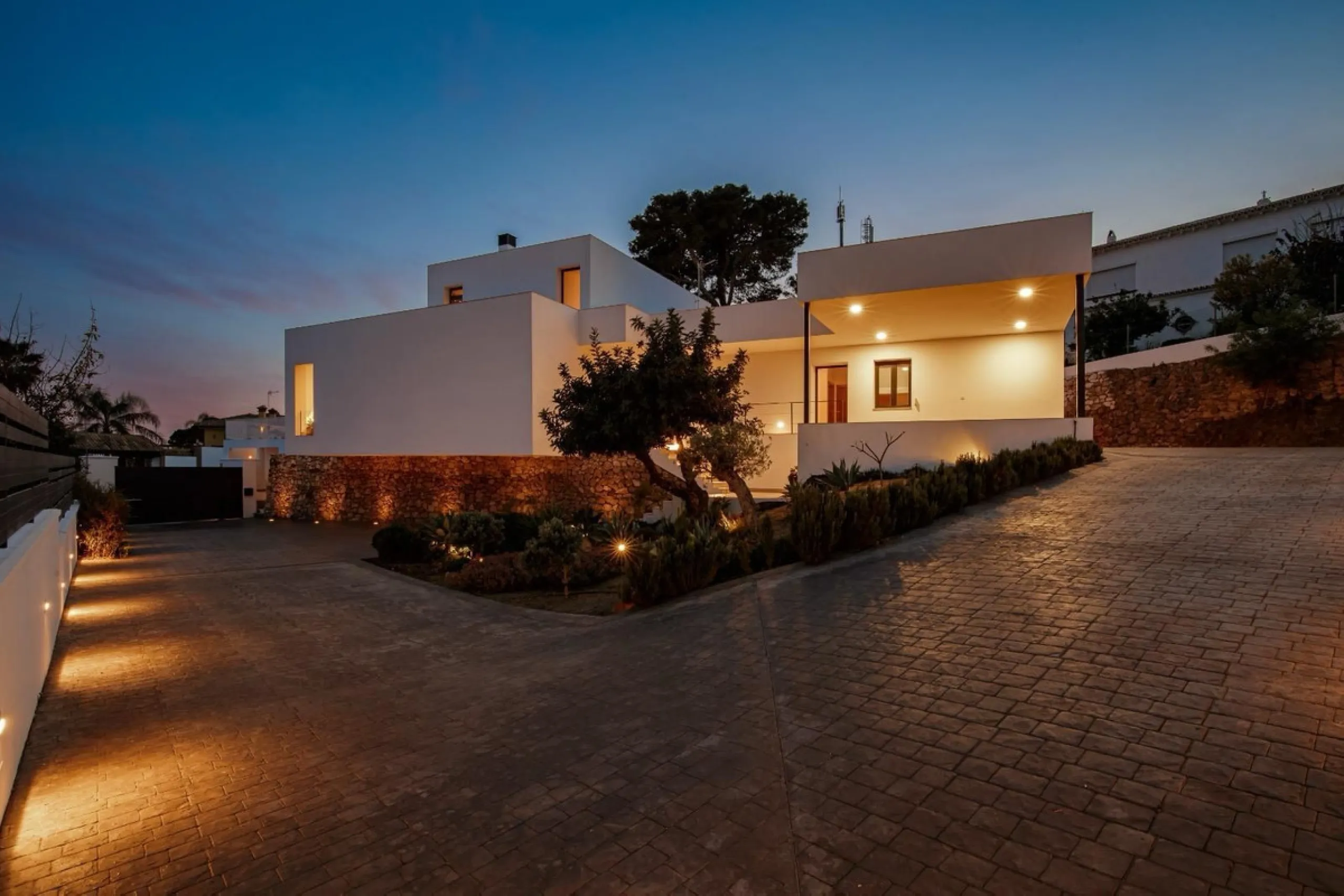 The plot has 1.374 m2, totally fenced with walls and fences and perimeter lighting. The house has 330 m2, distributed in four bedrooms (three of them en suite), five bathrooms, open plan living room and kitchen, pantry and a large hall. All this is on one