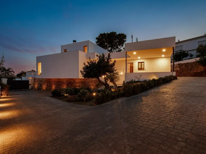 The plot has 1.374 m2, totally fenced with walls and fences and perimeter lighting. The house has 330 m2, distributed in four bedrooms (three of them en suite), five bathrooms, open plan living room and kitchen, pantry and a large hall. All this is on one