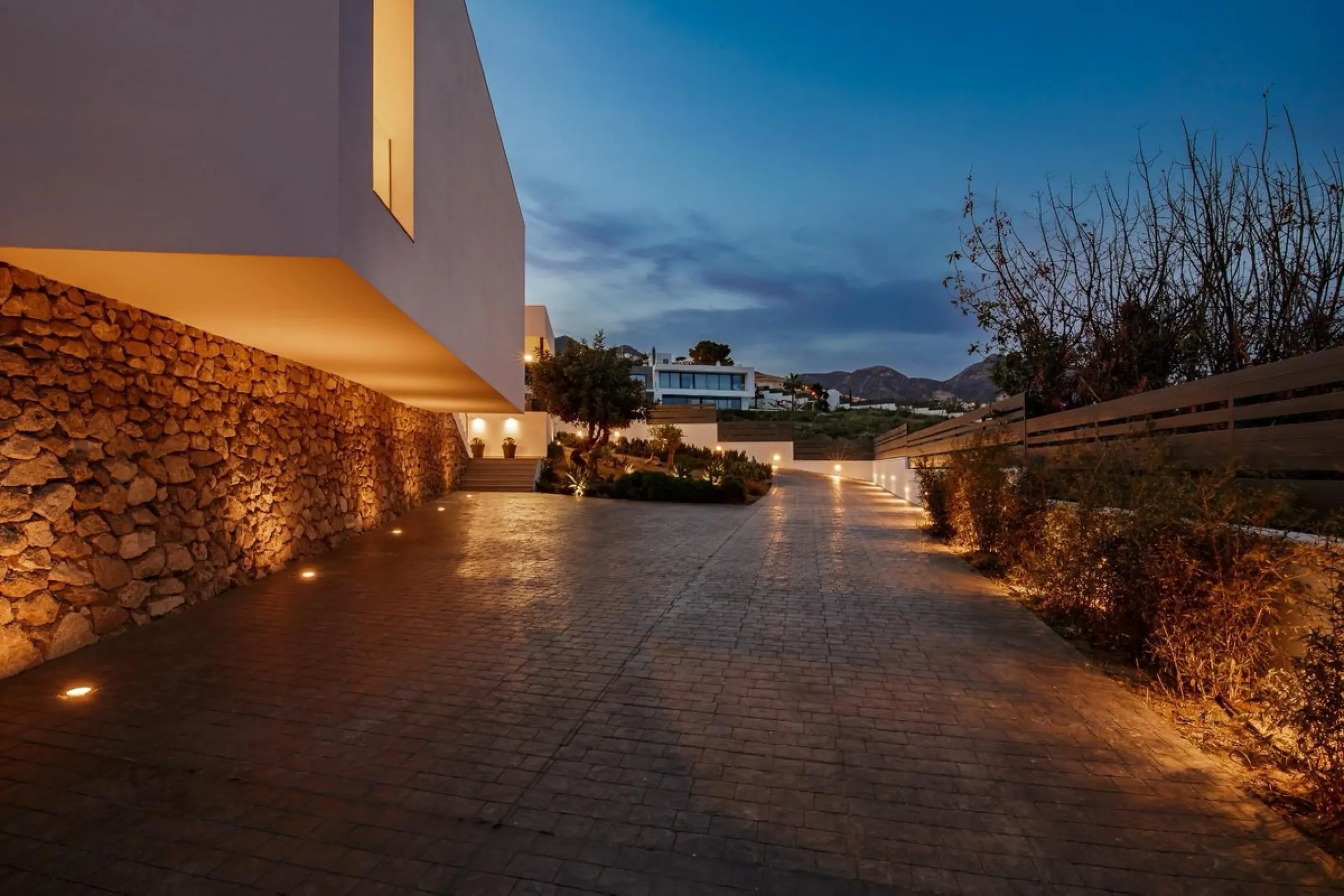 The plot has 1.374 m2, totally fenced with walls and fences and perimeter lighting. The house has 330 m2, distributed in four bedrooms (three of them en suite), five bathrooms, open plan living room and kitchen, pantry and a large hall. All this is on one