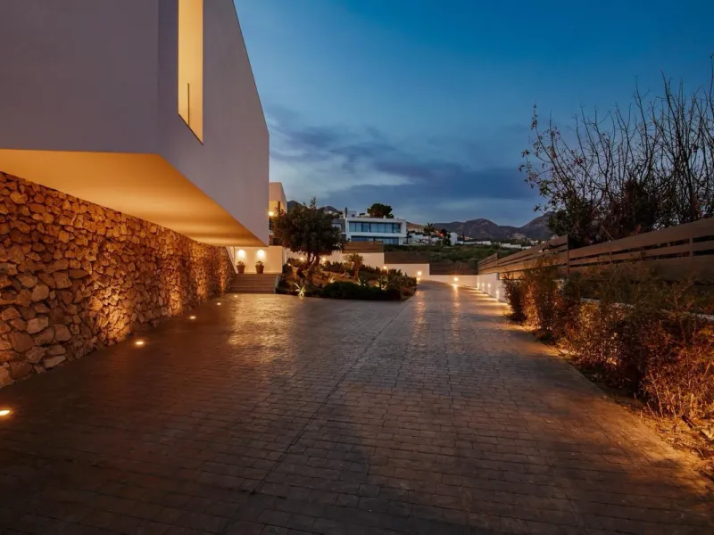 The plot has 1.374 m2, totally fenced with walls and fences and perimeter lighting. The house has 330 m2, distributed in four bedrooms (three of them en suite), five bathrooms, open plan living room and kitchen, pantry and a large hall. All this is on one