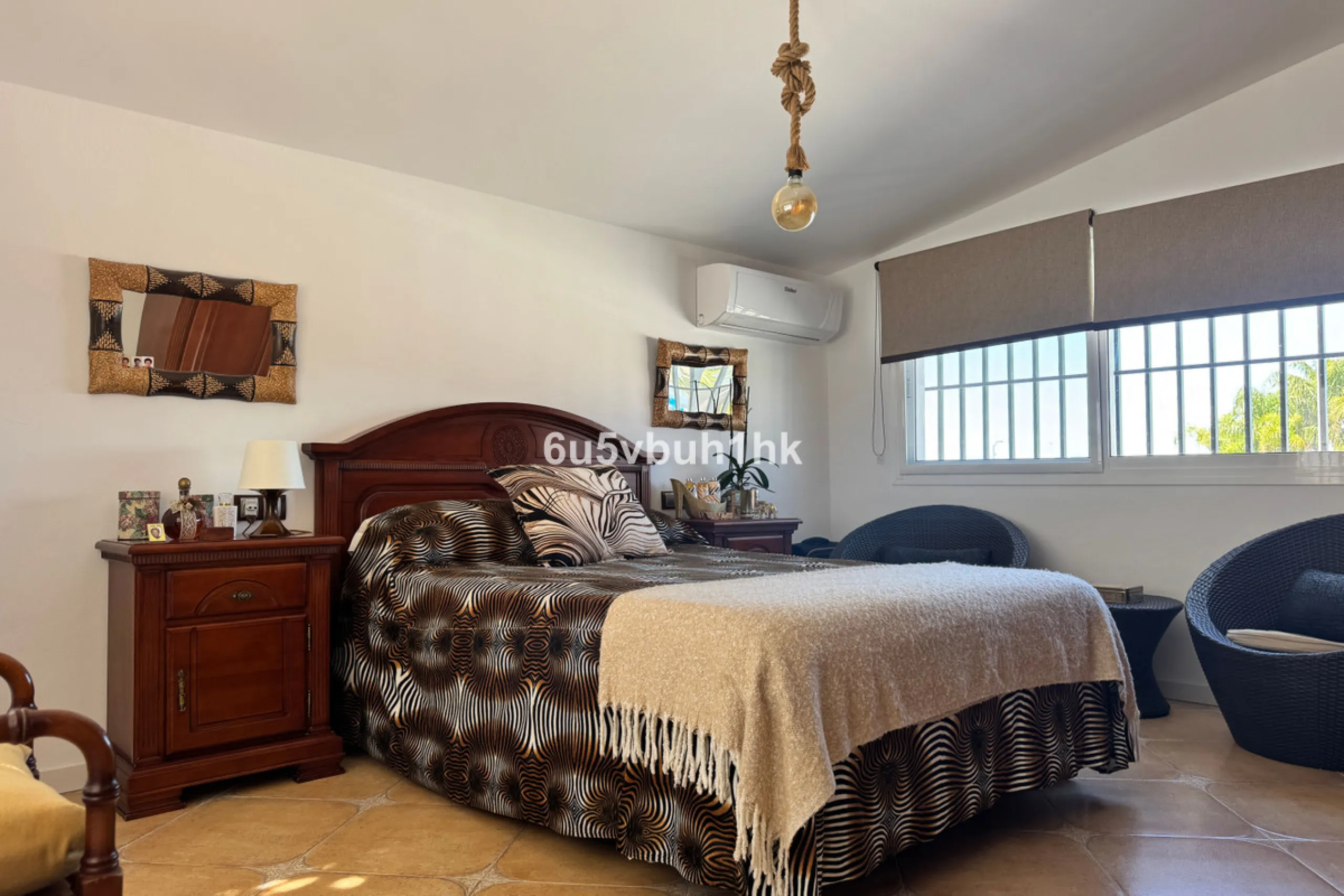 There comes a stage in life when the ideal home is no longer the biggest one — but the one that simply makes everyday living easier, more comfortable and enjoyable. This single-level property in Alhaurín de la Torre captures that idea beautifully.
