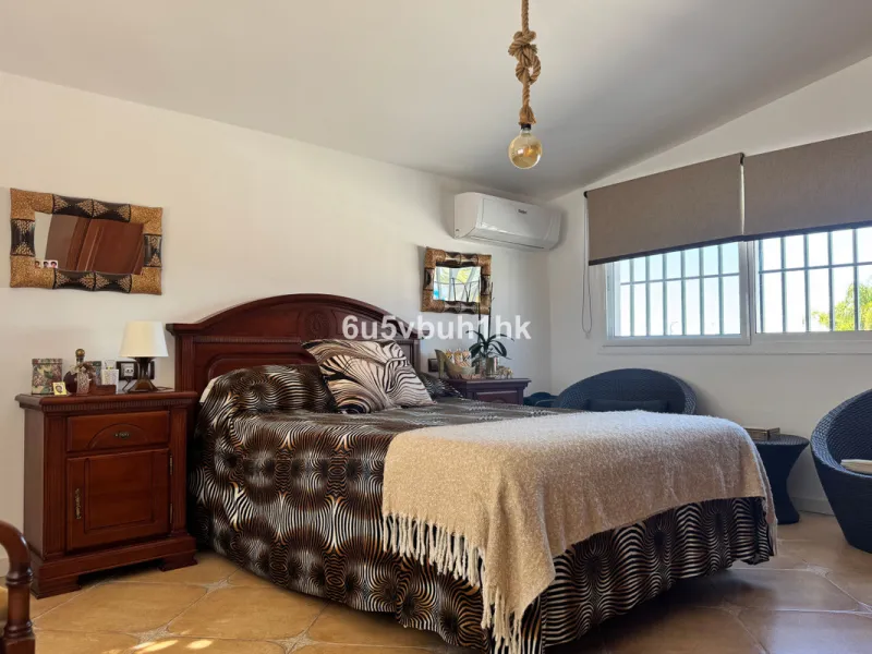 There comes a stage in life when the ideal home is no longer the biggest one — but the one that simply makes everyday living easier, more comfortable and enjoyable. This single-level property in Alhaurín de la Torre captures that idea beautifully.