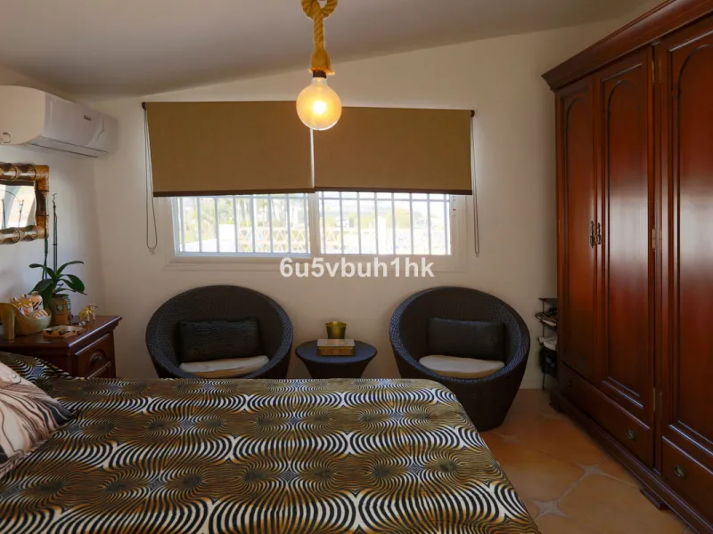 There comes a stage in life when the ideal home is no longer the biggest one — but the one that simply makes everyday living easier, more comfortable and enjoyable. This single-level property in Alhaurín de la Torre captures that idea beautifully.