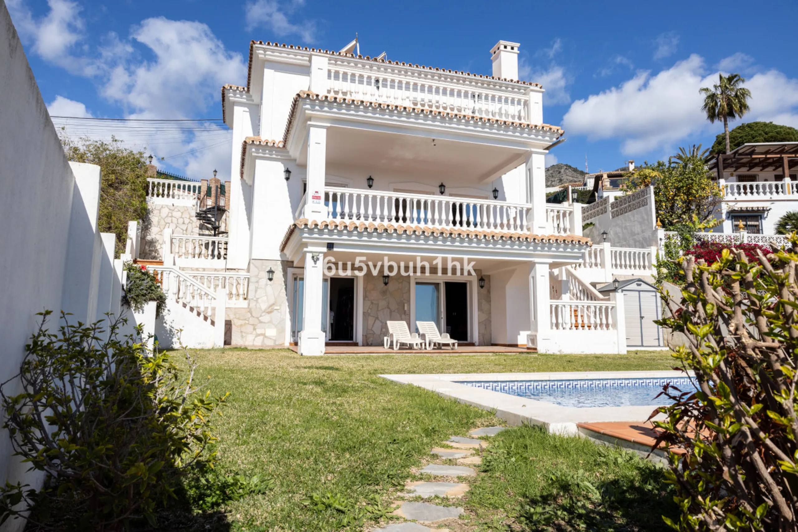 La Capellanía is famous detached house area in Benalmádena, Costa del Sol. Here we have this nice and modern villa with great and open views of the Mediterranean Sea and the surrounding area.
