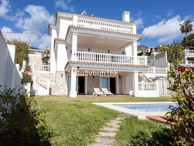 La Capellanía is famous detached house area in Benalmádena, Costa del Sol. Here we have this nice and modern villa with great and open views of the Mediterranean Sea and the surrounding area.