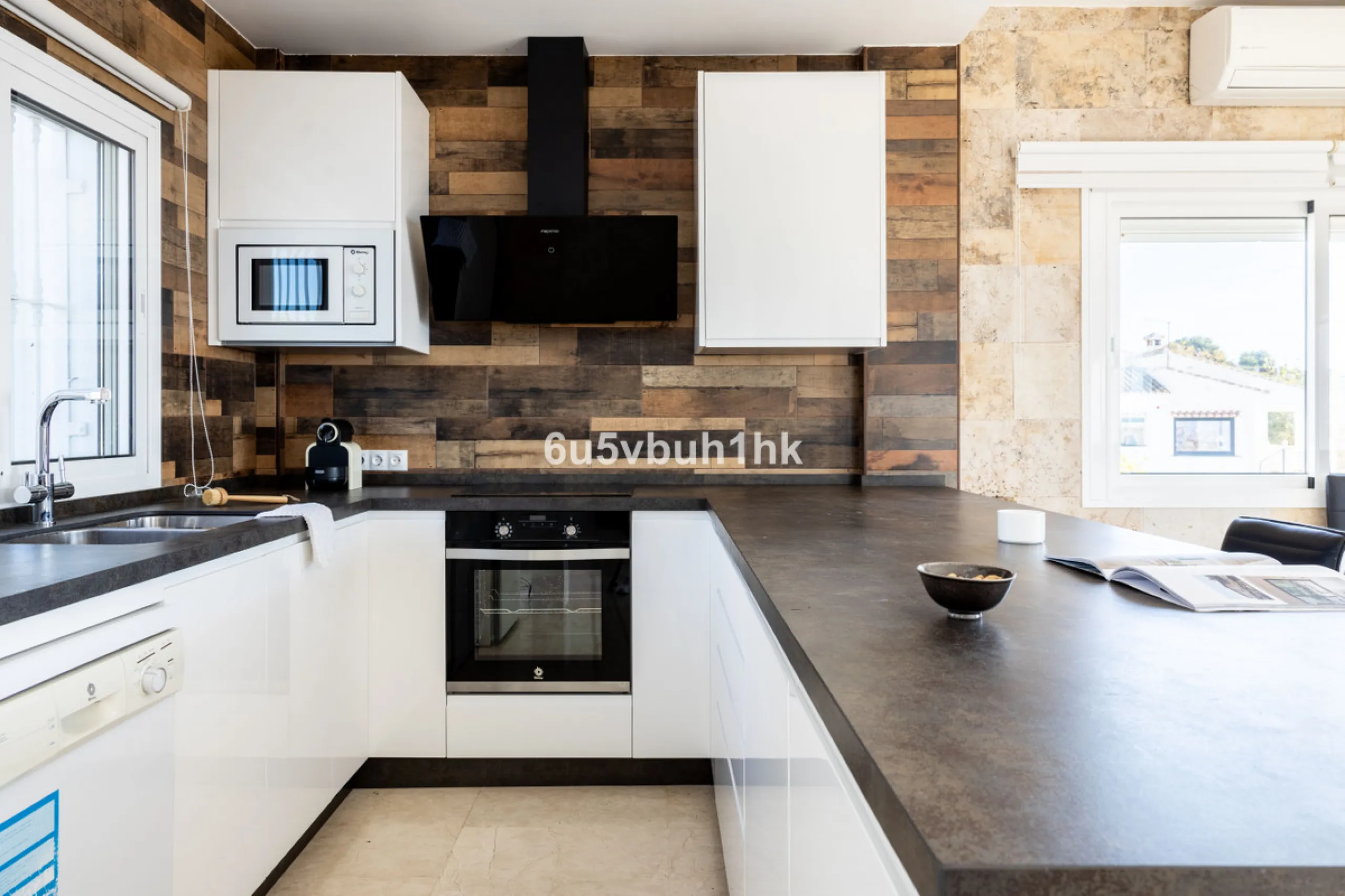La Capellanía is famous detached house area in Benalmádena, Costa del Sol. Here we have this nice and modern villa with great and open views of the Mediterranean Sea and the surrounding area.