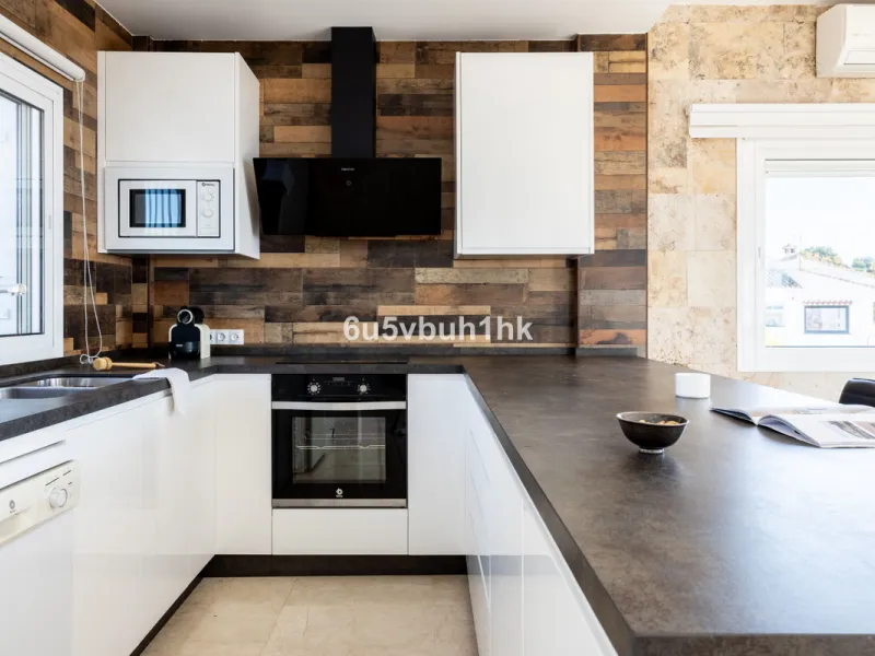 La Capellanía is famous detached house area in Benalmádena, Costa del Sol. Here we have this nice and modern villa with great and open views of the Mediterranean Sea and the surrounding area.