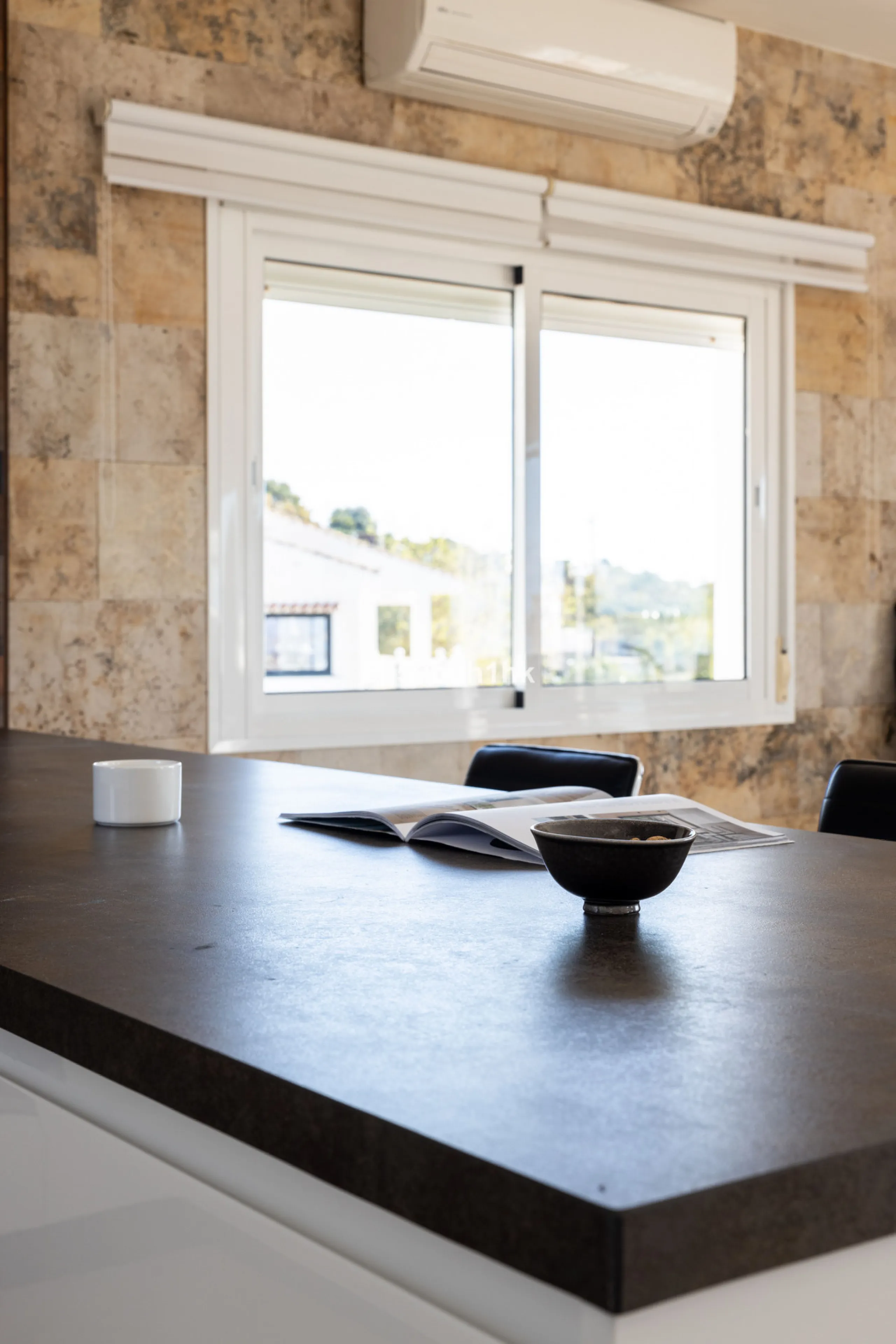 La Capellanía is famous detached house area in Benalmádena, Costa del Sol. Here we have this nice and modern villa with great and open views of the Mediterranean Sea and the surrounding area.