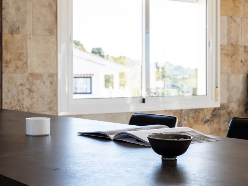La Capellanía is famous detached house area in Benalmádena, Costa del Sol. Here we have this nice and modern villa with great and open views of the Mediterranean Sea and the surrounding area.