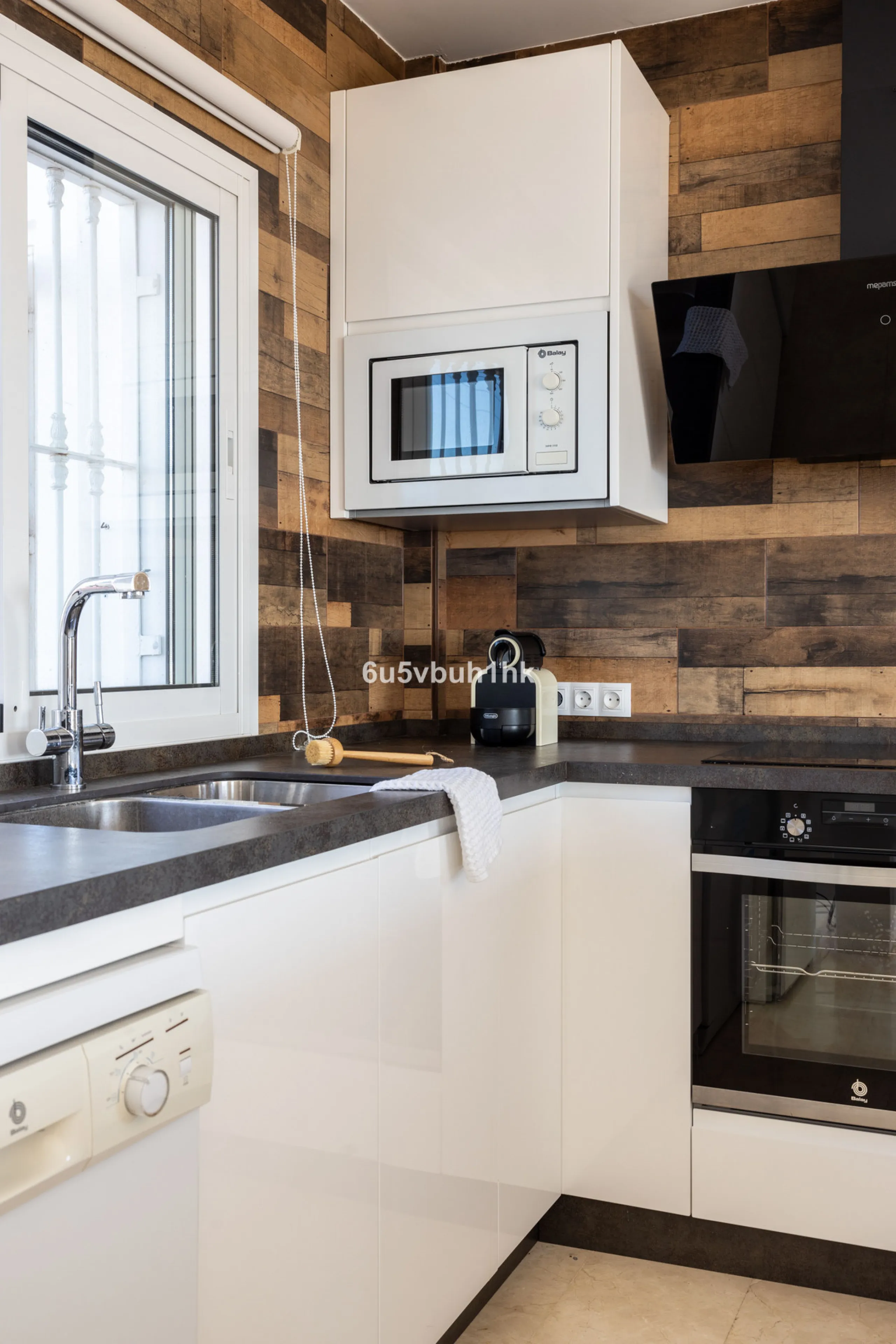 La Capellanía is famous detached house area in Benalmádena, Costa del Sol. Here we have this nice and modern villa with great and open views of the Mediterranean Sea and the surrounding area.