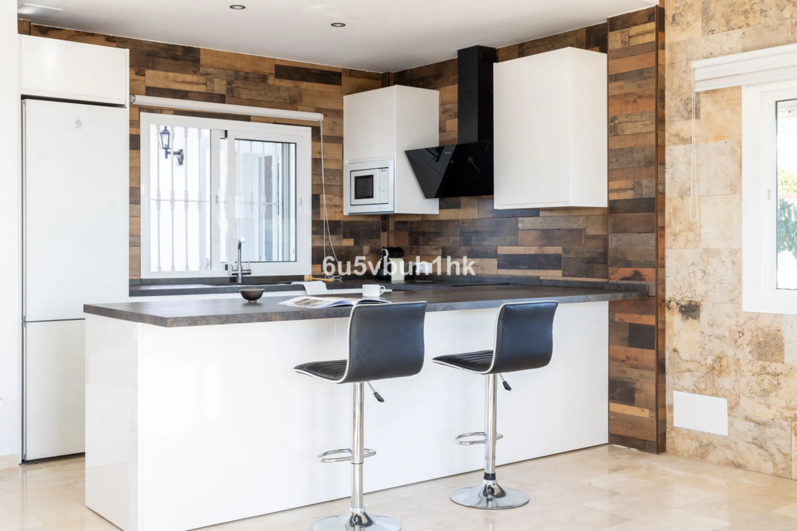 La Capellanía is famous detached house area in Benalmádena, Costa del Sol. Here we have this nice and modern villa with great and open views of the Mediterranean Sea and the surrounding area.