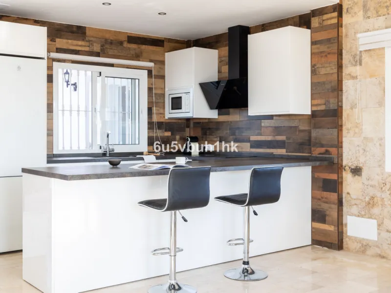 La Capellanía is famous detached house area in Benalmádena, Costa del Sol. Here we have this nice and modern villa with great and open views of the Mediterranean Sea and the surrounding area.