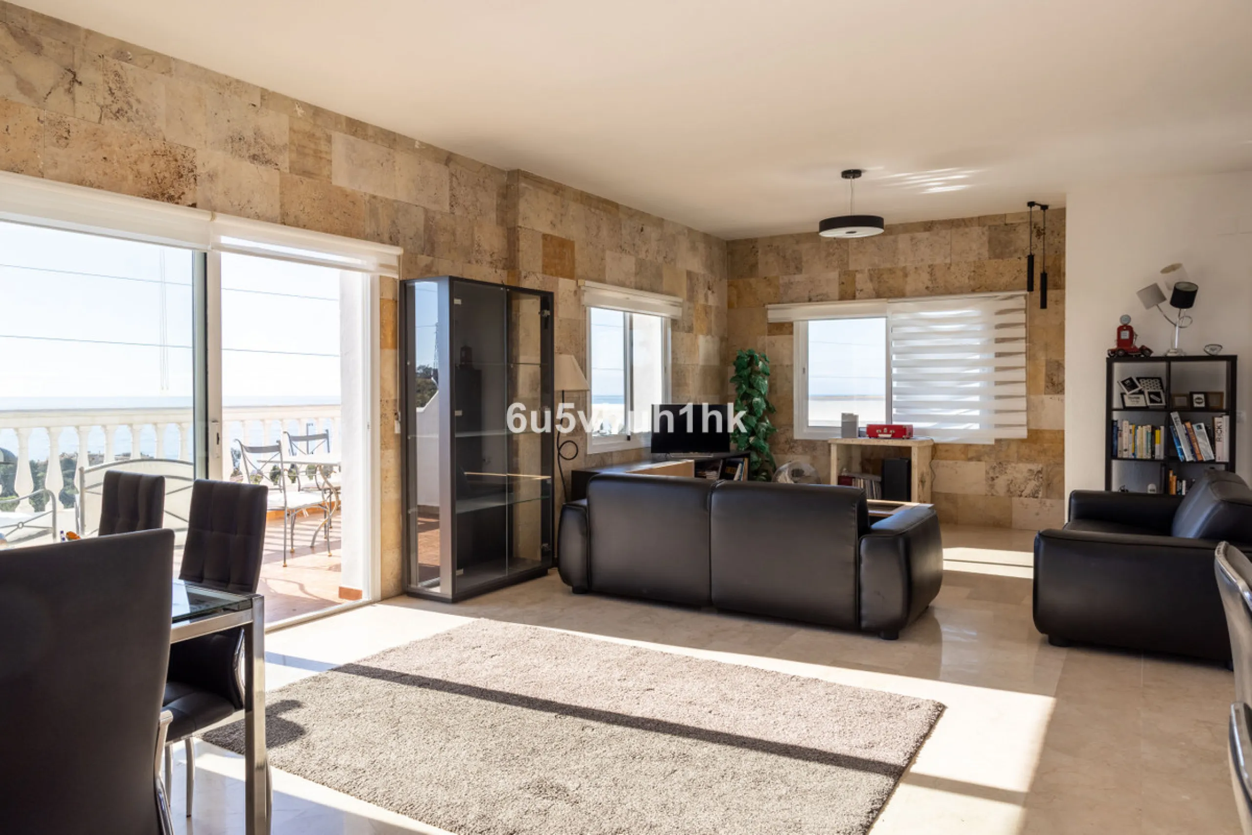 La Capellanía is famous detached house area in Benalmádena, Costa del Sol. Here we have this nice and modern villa with great and open views of the Mediterranean Sea and the surrounding area.