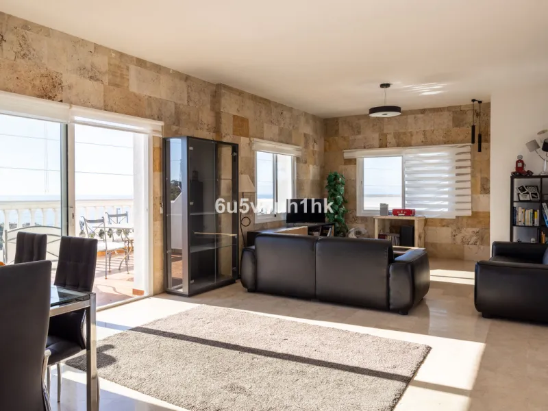 La Capellanía is famous detached house area in Benalmádena, Costa del Sol. Here we have this nice and modern villa with great and open views of the Mediterranean Sea and the surrounding area.