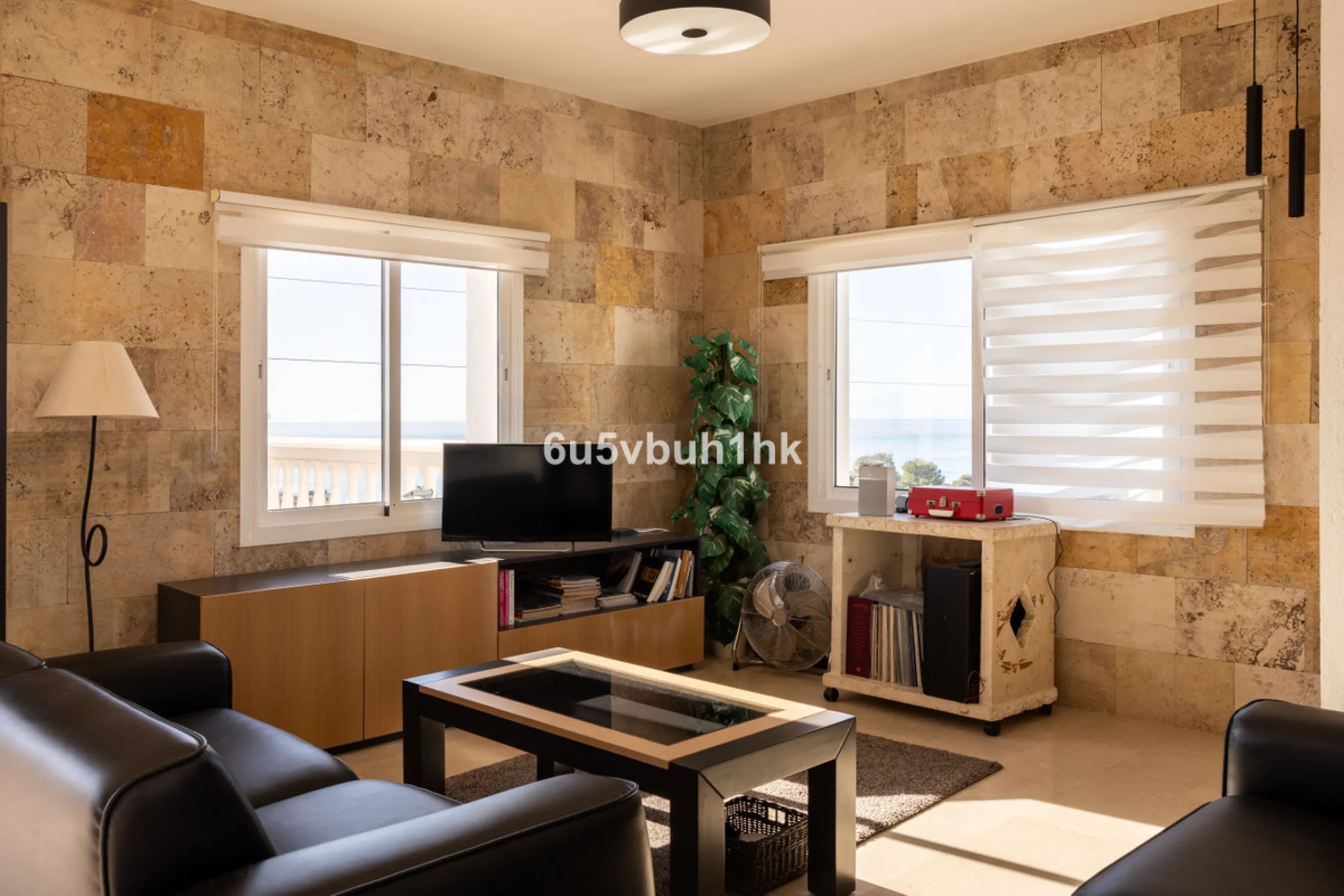 La Capellanía is famous detached house area in Benalmádena, Costa del Sol. Here we have this nice and modern villa with great and open views of the Mediterranean Sea and the surrounding area.