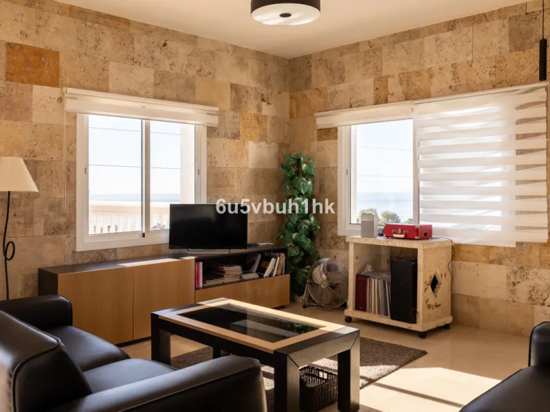 La Capellanía is famous detached house area in Benalmádena, Costa del Sol. Here we have this nice and modern villa with great and open views of the Mediterranean Sea and the surrounding area.