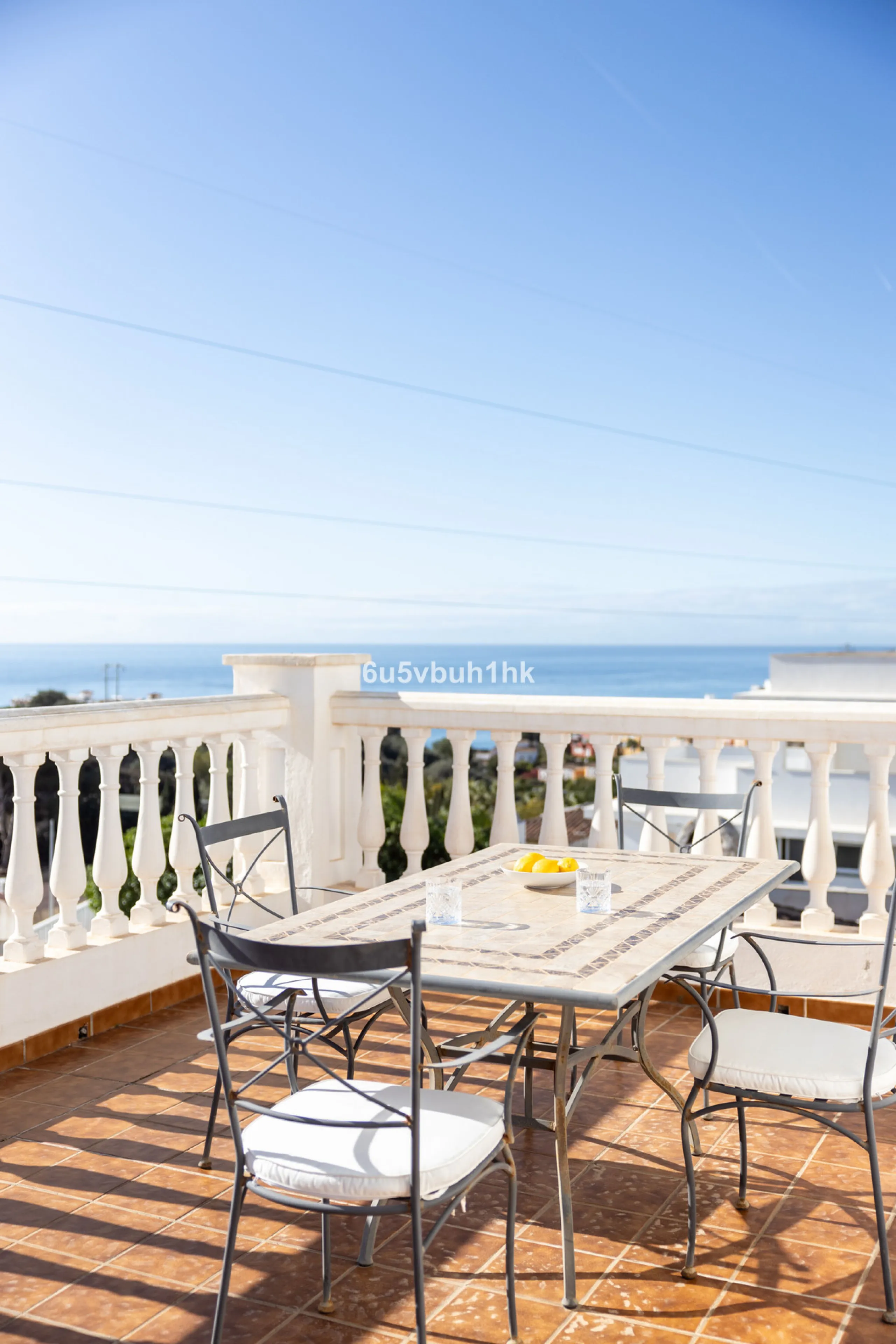 La Capellanía is famous detached house area in Benalmádena, Costa del Sol. Here we have this nice and modern villa with great and open views of the Mediterranean Sea and the surrounding area.