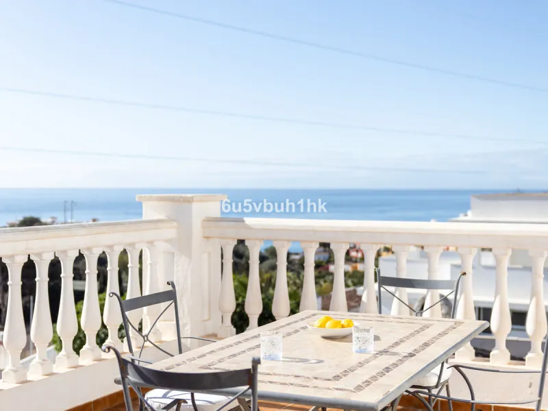 La Capellanía is famous detached house area in Benalmádena, Costa del Sol. Here we have this nice and modern villa with great and open views of the Mediterranean Sea and the surrounding area.