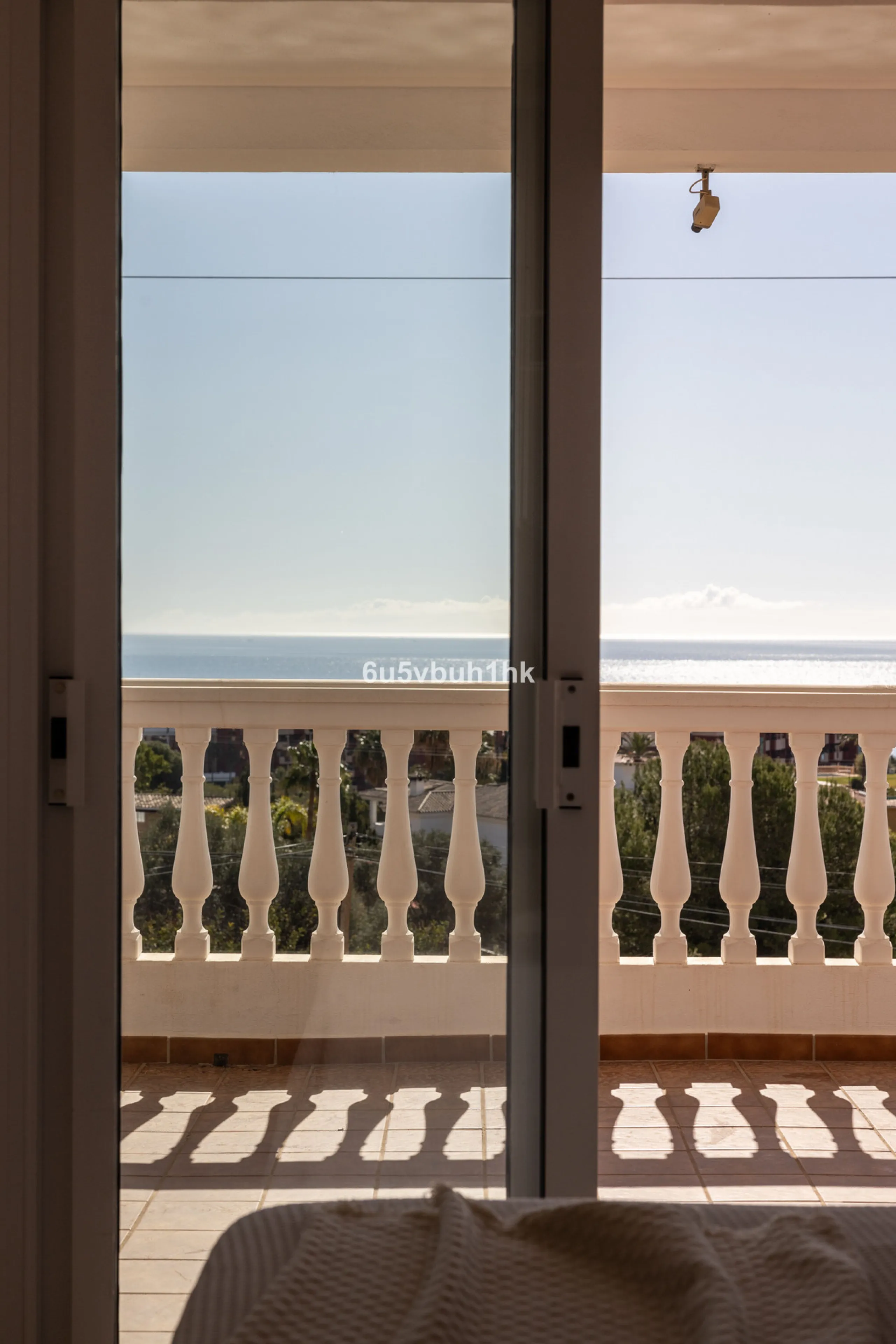 La Capellanía is famous detached house area in Benalmádena, Costa del Sol. Here we have this nice and modern villa with great and open views of the Mediterranean Sea and the surrounding area.