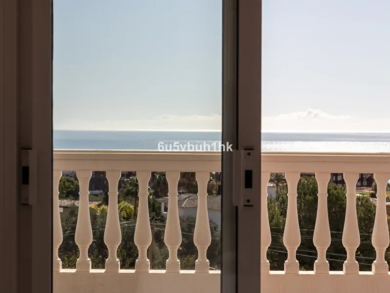 La Capellanía is famous detached house area in Benalmádena, Costa del Sol. Here we have this nice and modern villa with great and open views of the Mediterranean Sea and the surrounding area.