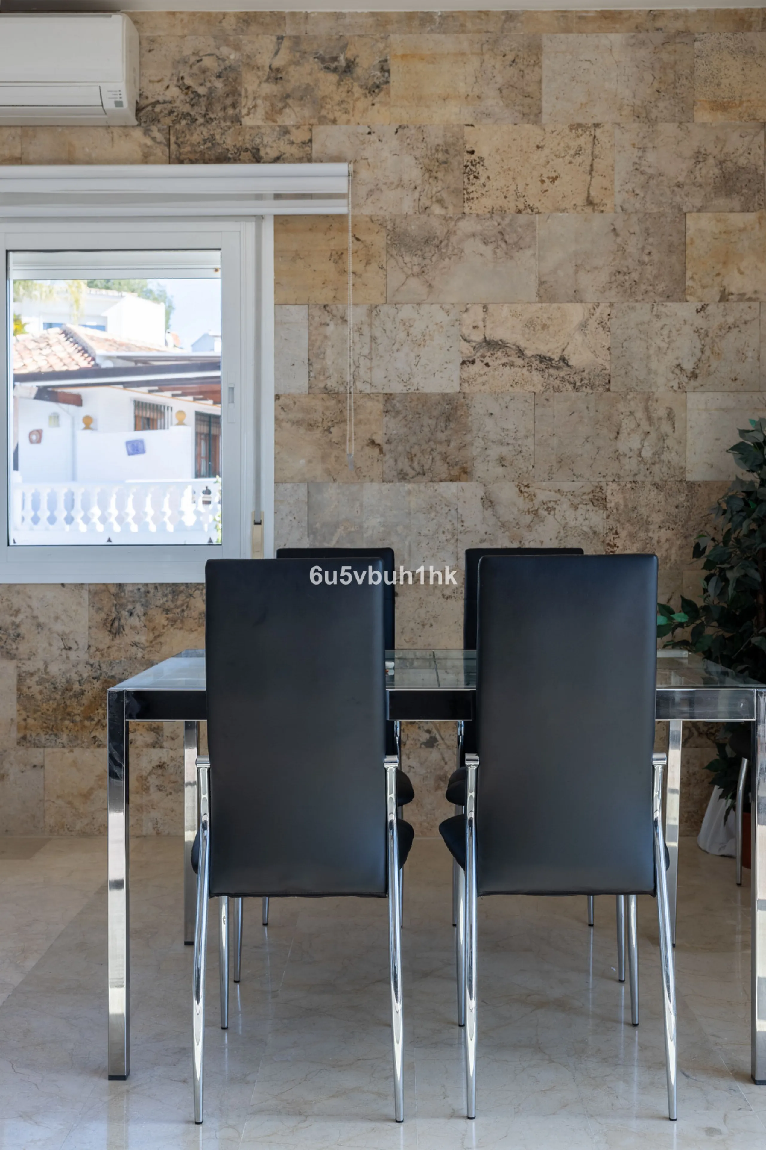 La Capellanía is famous detached house area in Benalmádena, Costa del Sol. Here we have this nice and modern villa with great and open views of the Mediterranean Sea and the surrounding area.
