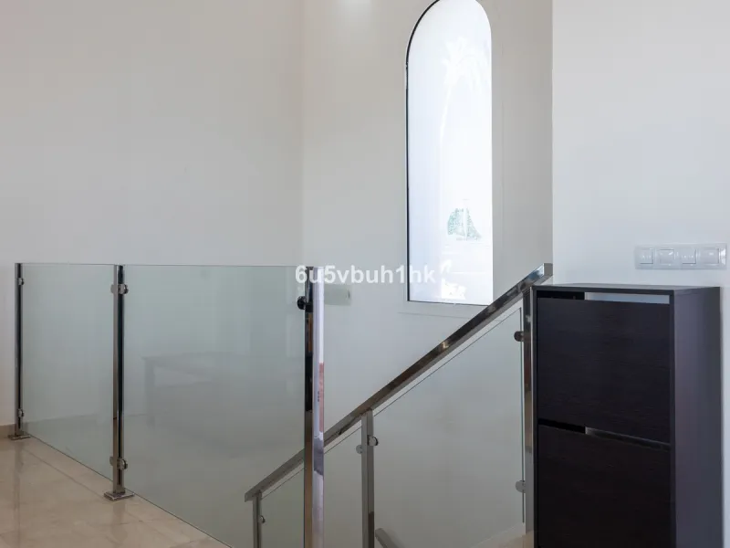 La Capellanía is famous detached house area in Benalmádena, Costa del Sol. Here we have this nice and modern villa with great and open views of the Mediterranean Sea and the surrounding area.