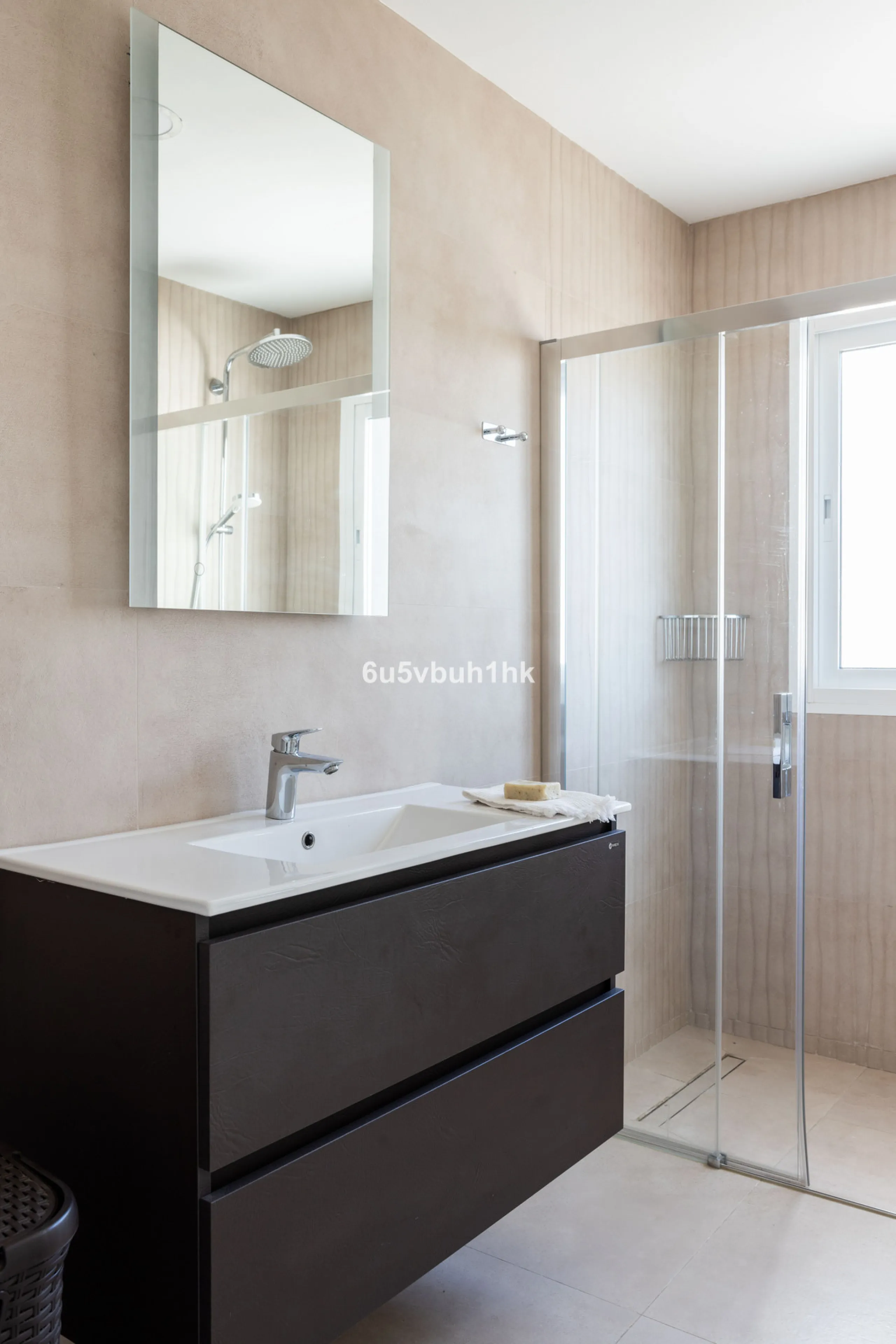 La Capellanía is famous detached house area in Benalmádena, Costa del Sol. Here we have this nice and modern villa with great and open views of the Mediterranean Sea and the surrounding area.
