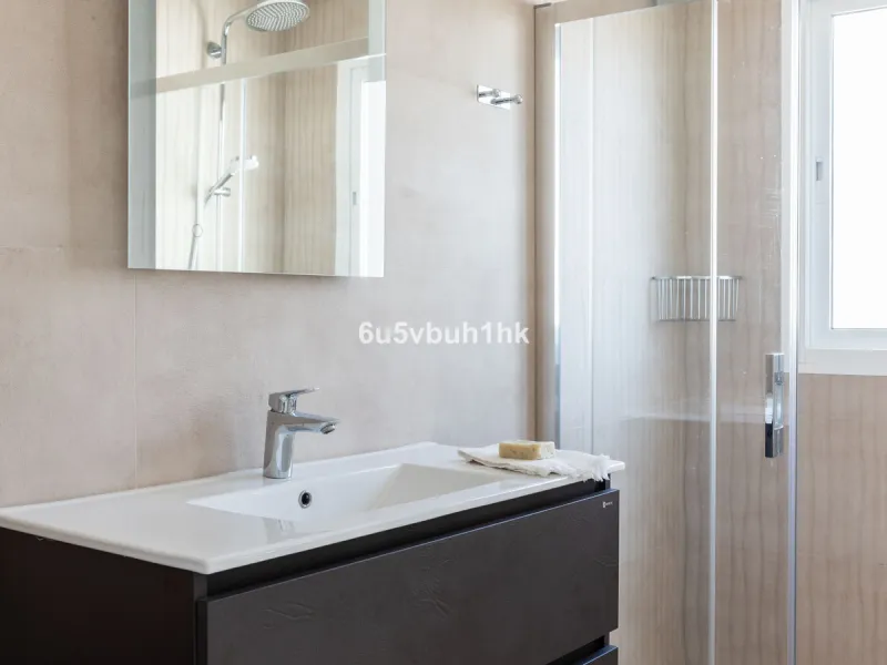 La Capellanía is famous detached house area in Benalmádena, Costa del Sol. Here we have this nice and modern villa with great and open views of the Mediterranean Sea and the surrounding area.