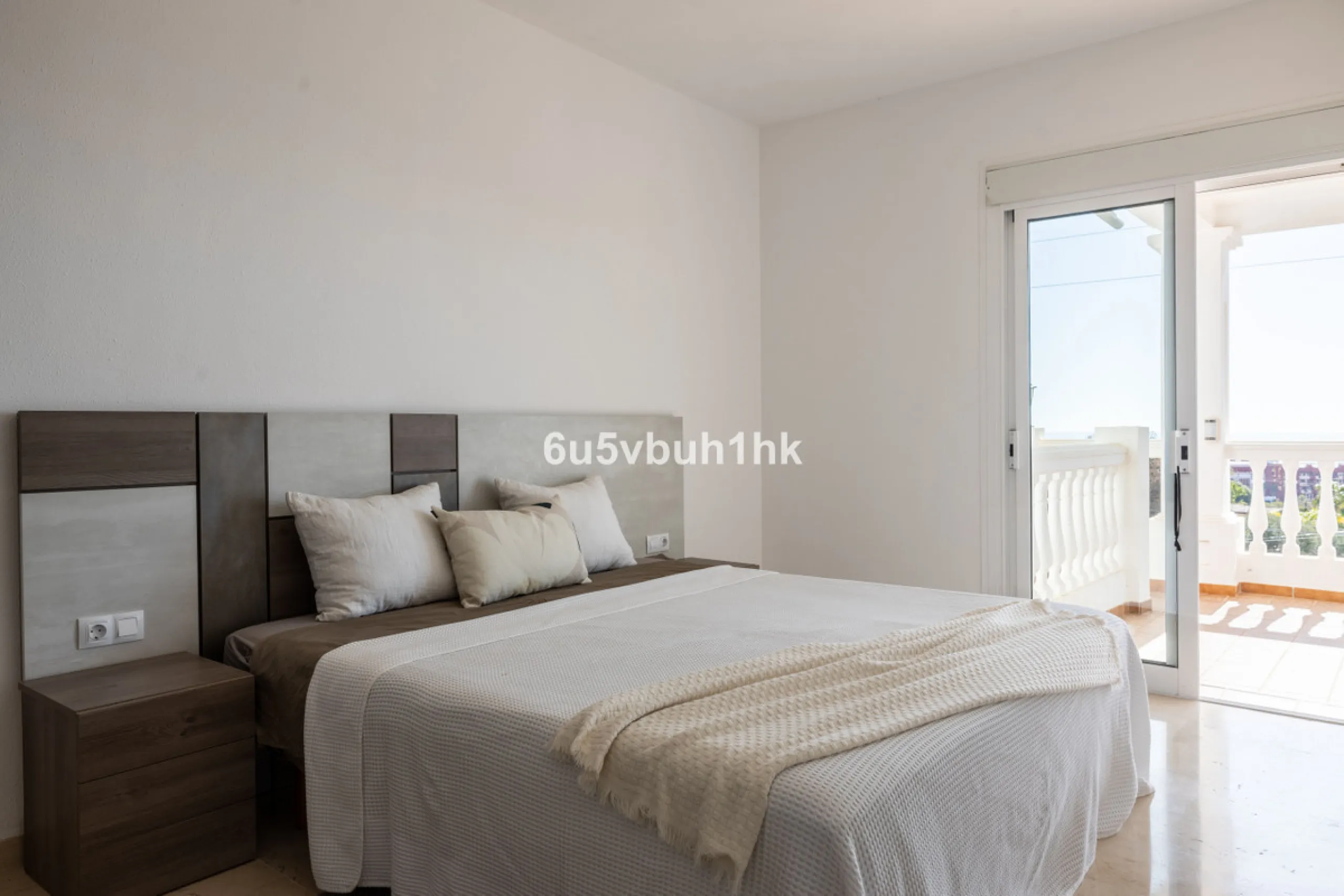 La Capellanía is famous detached house area in Benalmádena, Costa del Sol. Here we have this nice and modern villa with great and open views of the Mediterranean Sea and the surrounding area.