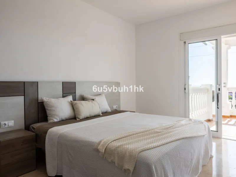 La Capellanía is famous detached house area in Benalmádena, Costa del Sol. Here we have this nice and modern villa with great and open views of the Mediterranean Sea and the surrounding area.