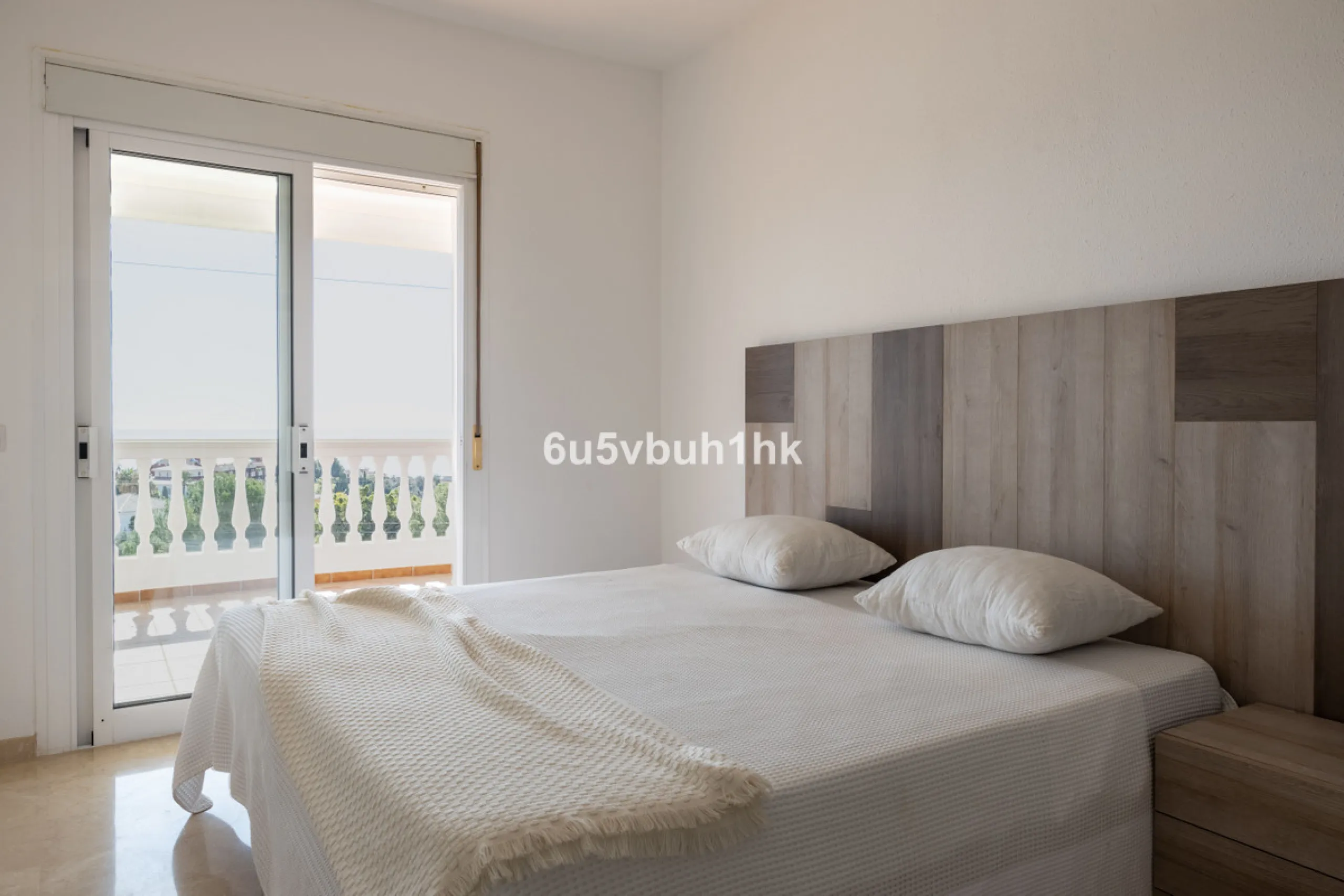 La Capellanía is famous detached house area in Benalmádena, Costa del Sol. Here we have this nice and modern villa with great and open views of the Mediterranean Sea and the surrounding area.