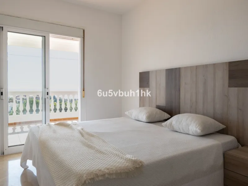La Capellanía is famous detached house area in Benalmádena, Costa del Sol. Here we have this nice and modern villa with great and open views of the Mediterranean Sea and the surrounding area.