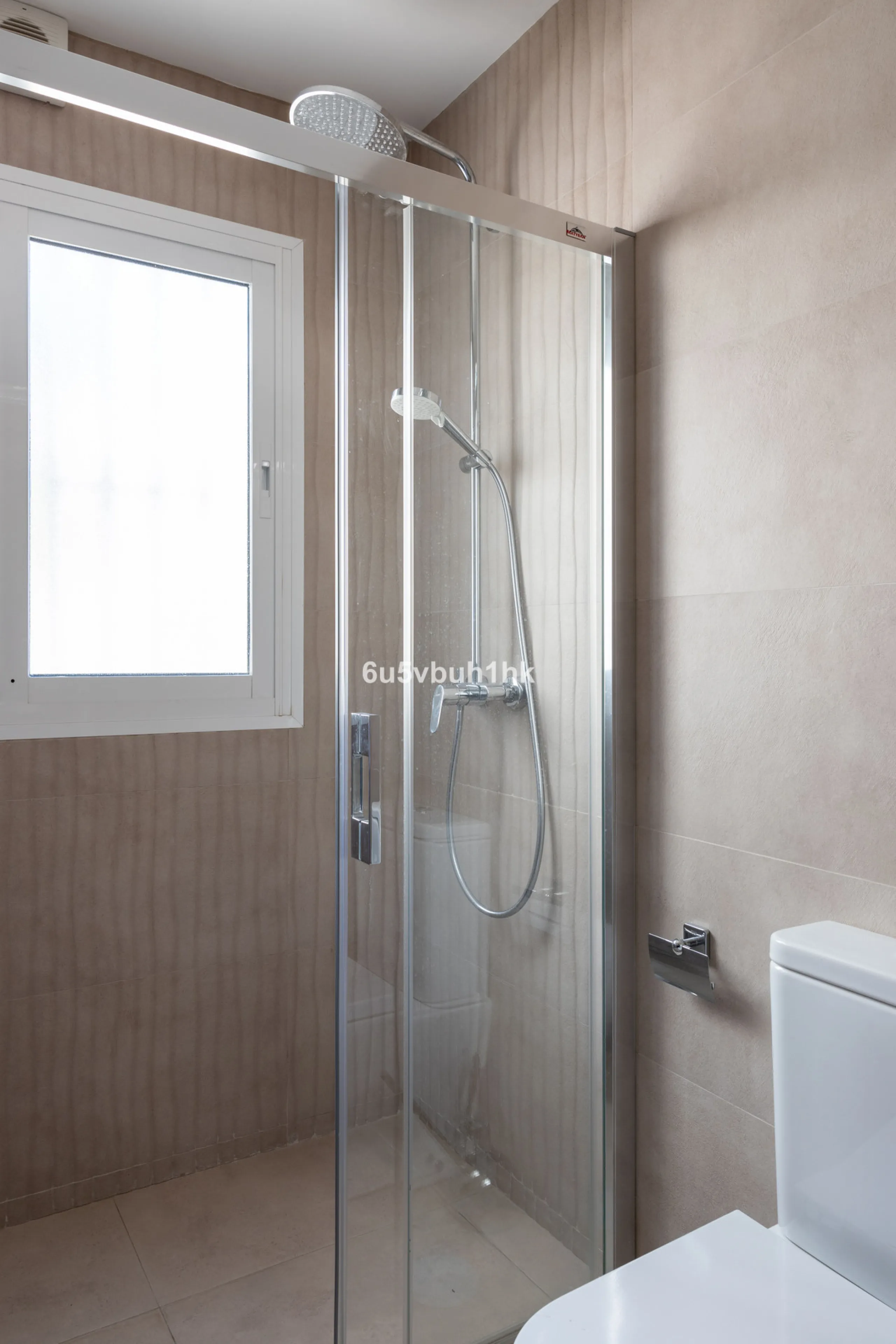 La Capellanía is famous detached house area in Benalmádena, Costa del Sol. Here we have this nice and modern villa with great and open views of the Mediterranean Sea and the surrounding area.