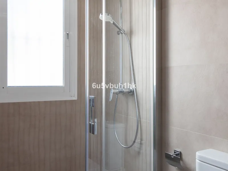 La Capellanía is famous detached house area in Benalmádena, Costa del Sol. Here we have this nice and modern villa with great and open views of the Mediterranean Sea and the surrounding area.