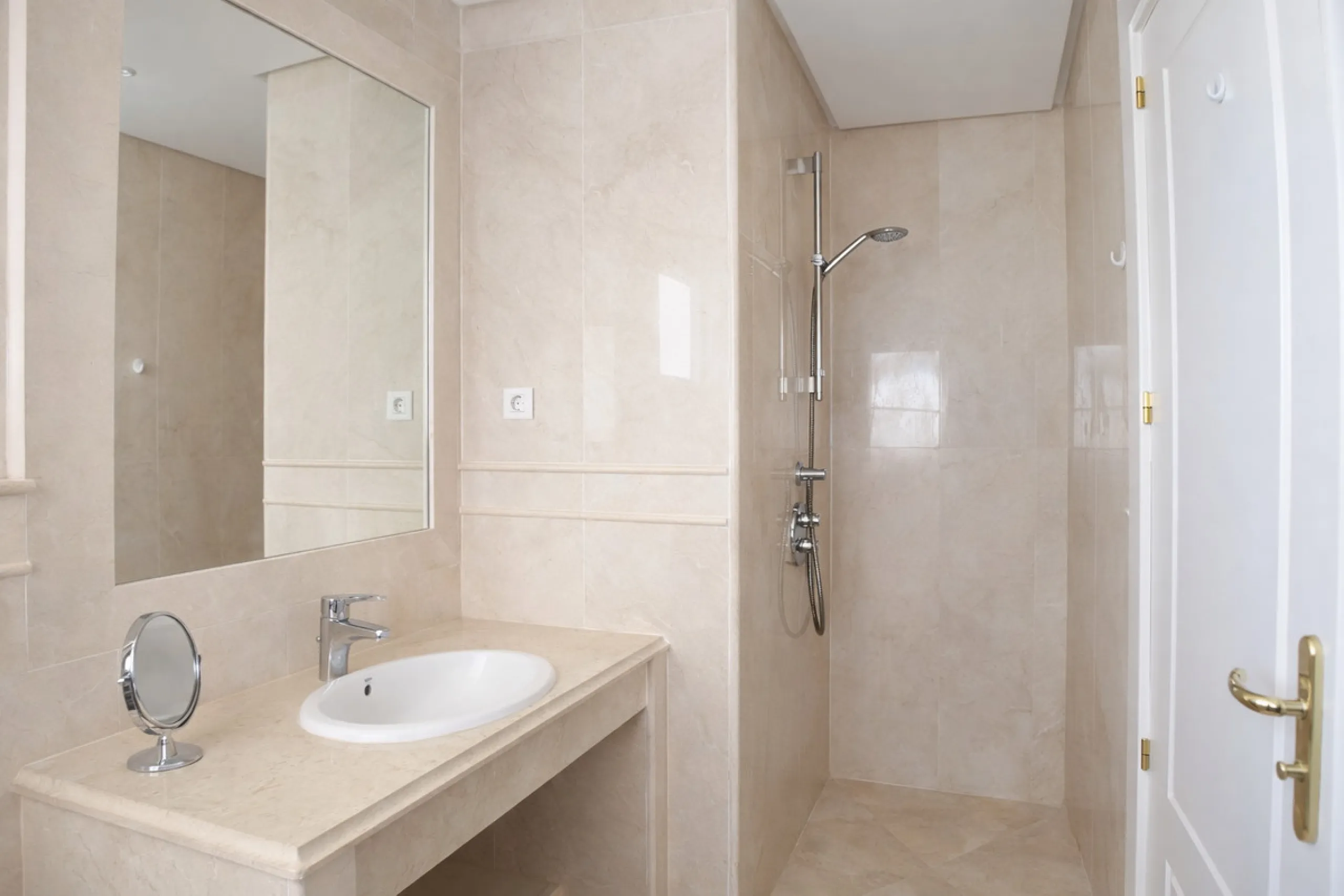 Apartment - Middle Floor Apartment в продаже в Marbella, Málaga. В доме 2 спален и 4 ванных комнат. Площадь дома 154 м²