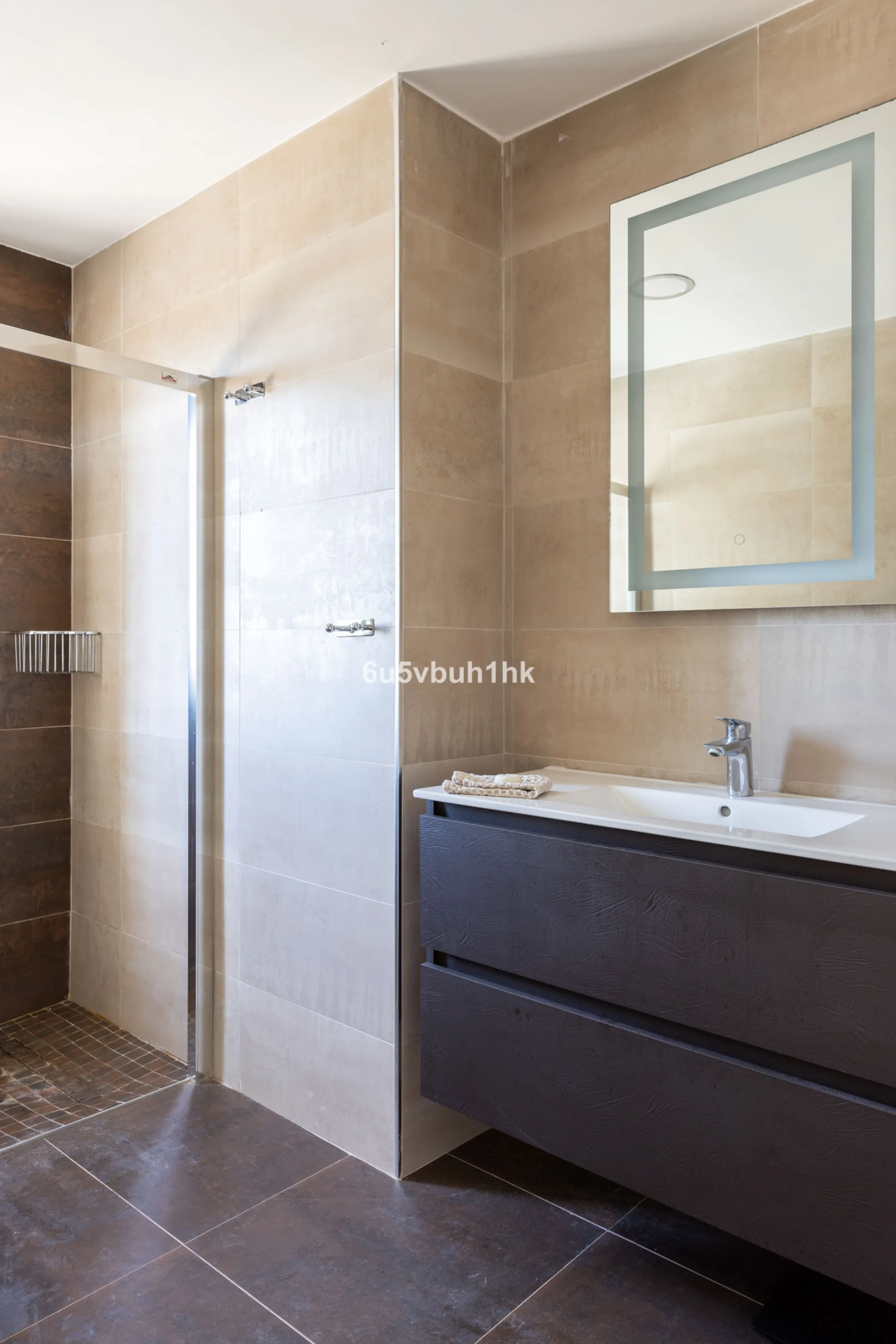 La Capellanía is famous detached house area in Benalmádena, Costa del Sol. Here we have this nice and modern villa with great and open views of the Mediterranean Sea and the surrounding area.