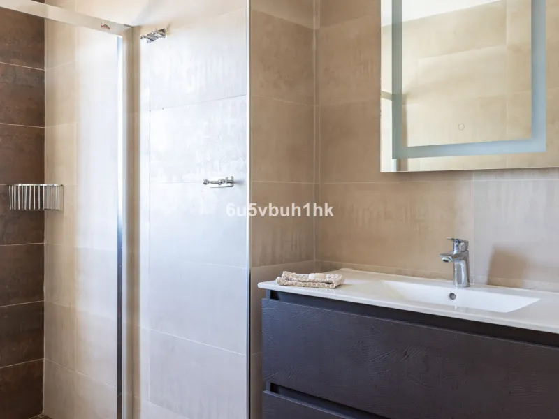 La Capellanía is famous detached house area in Benalmádena, Costa del Sol. Here we have this nice and modern villa with great and open views of the Mediterranean Sea and the surrounding area.