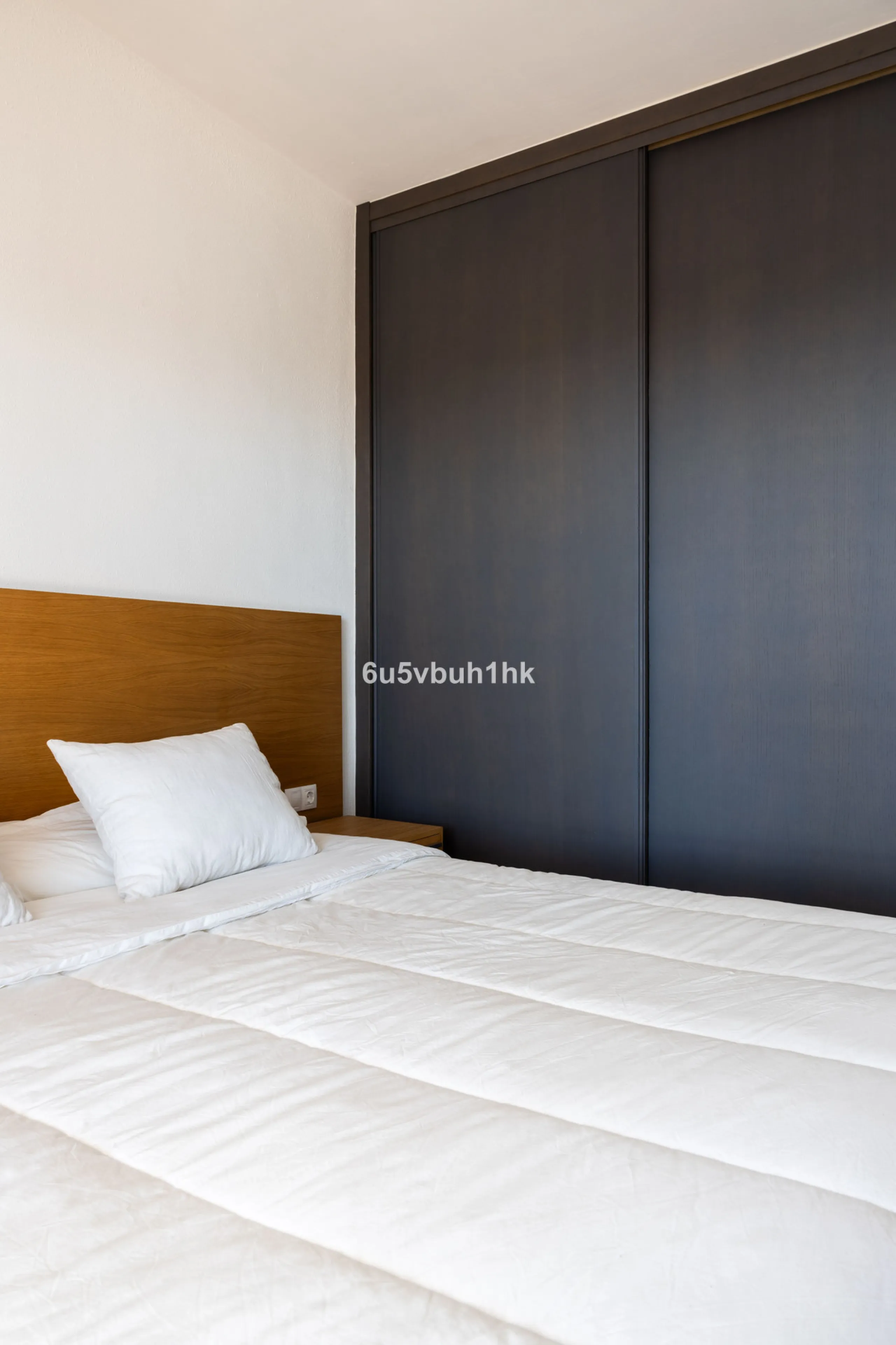 La Capellanía is famous detached house area in Benalmádena, Costa del Sol. Here we have this nice and modern villa with great and open views of the Mediterranean Sea and the surrounding area.