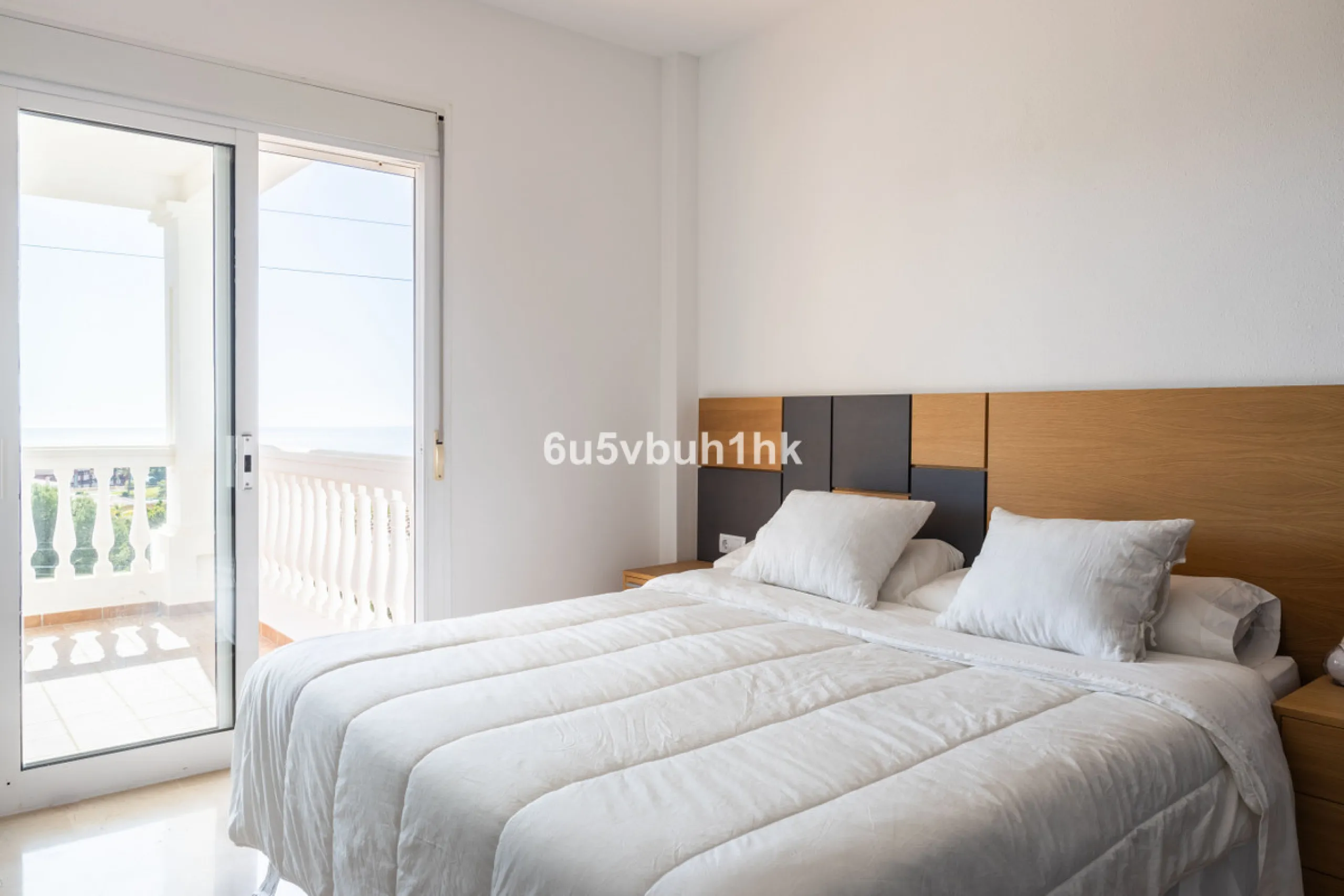 La Capellanía is famous detached house area in Benalmádena, Costa del Sol. Here we have this nice and modern villa with great and open views of the Mediterranean Sea and the surrounding area.