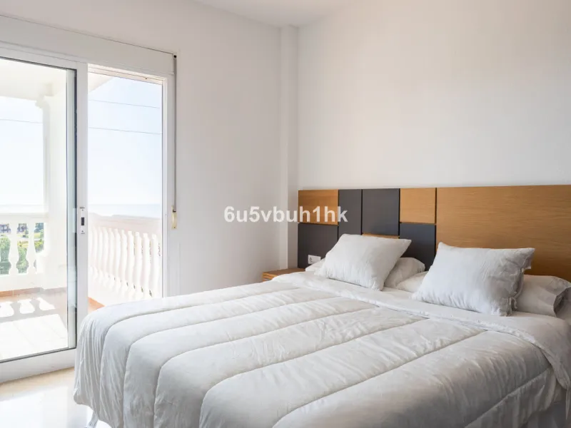La Capellanía is famous detached house area in Benalmádena, Costa del Sol. Here we have this nice and modern villa with great and open views of the Mediterranean Sea and the surrounding area.