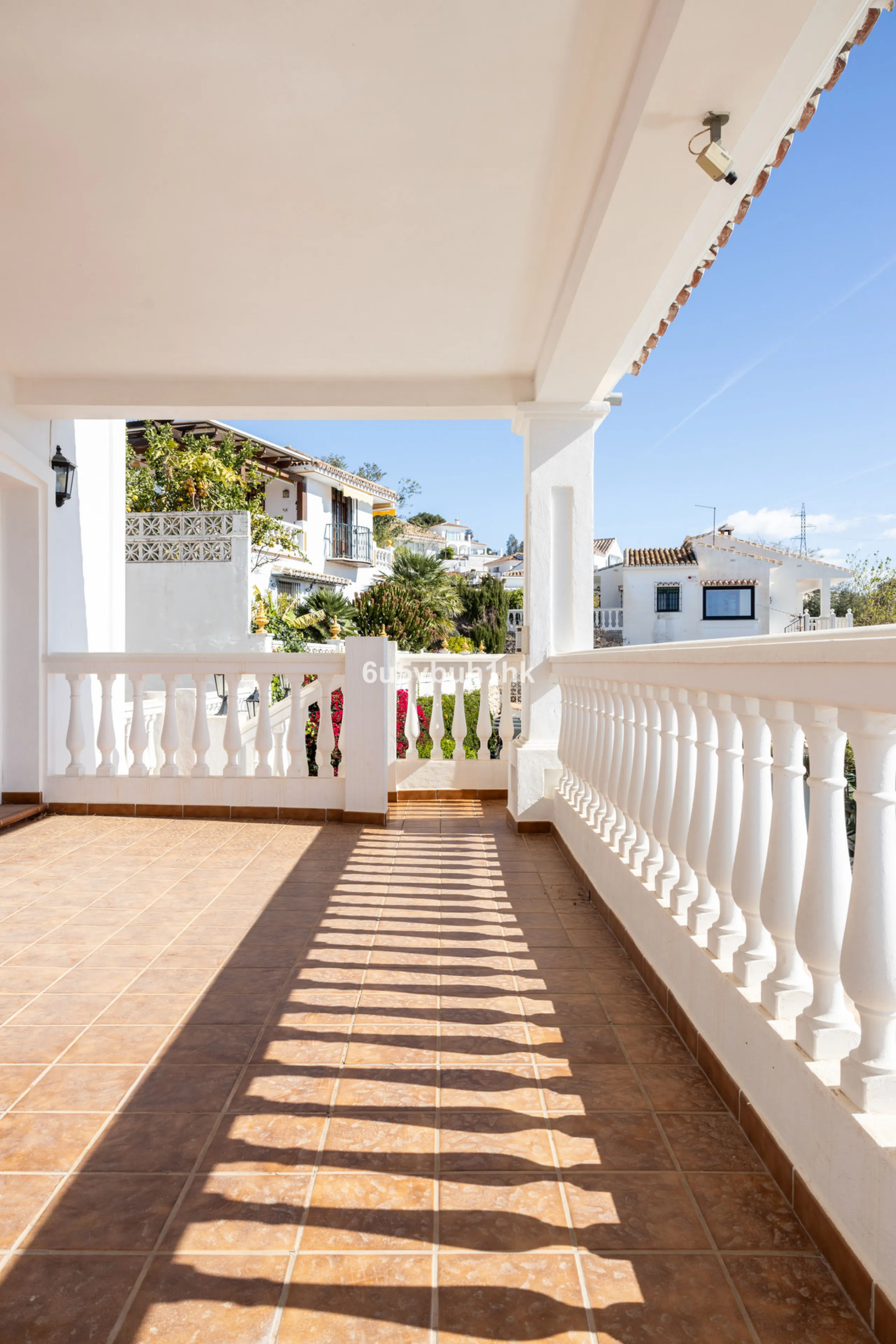 La Capellanía is famous detached house area in Benalmádena, Costa del Sol. Here we have this nice and modern villa with great and open views of the Mediterranean Sea and the surrounding area.