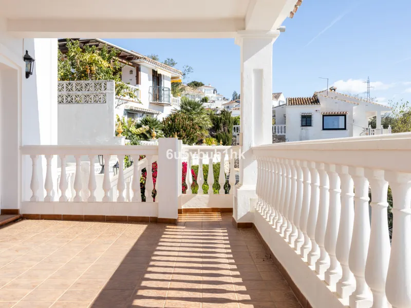 La Capellanía is famous detached house area in Benalmádena, Costa del Sol. Here we have this nice and modern villa with great and open views of the Mediterranean Sea and the surrounding area.