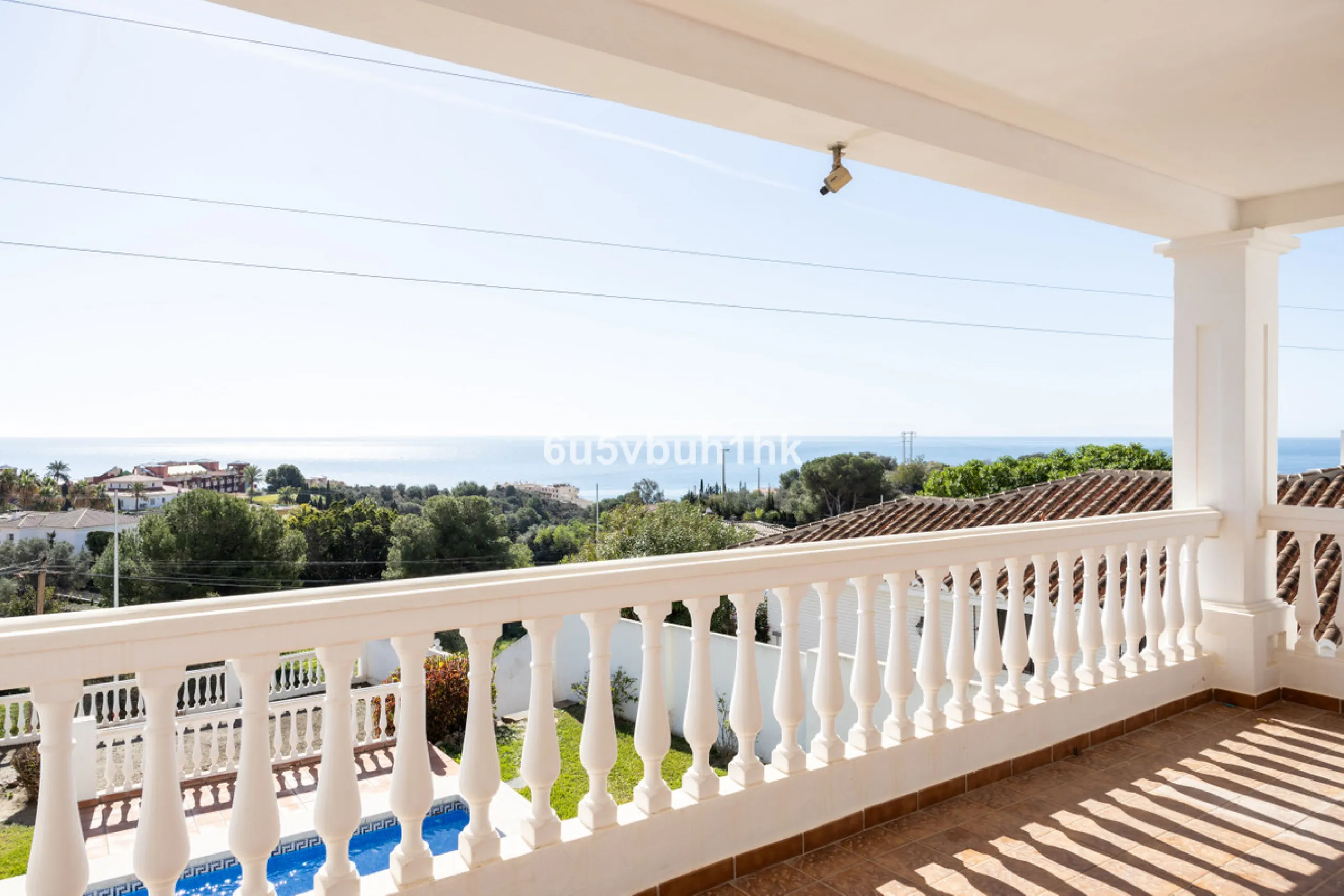 La Capellanía is famous detached house area in Benalmádena, Costa del Sol. Here we have this nice and modern villa with great and open views of the Mediterranean Sea and the surrounding area.