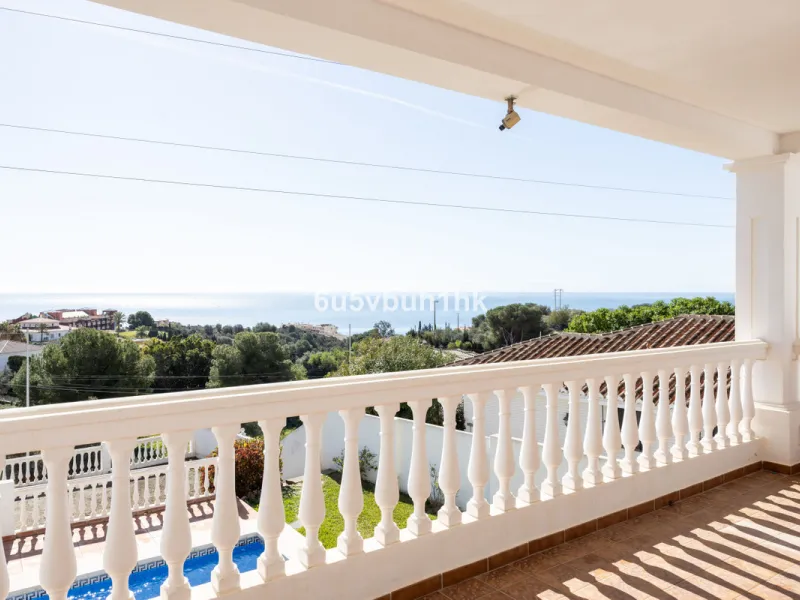 La Capellanía is famous detached house area in Benalmádena, Costa del Sol. Here we have this nice and modern villa with great and open views of the Mediterranean Sea and the surrounding area.