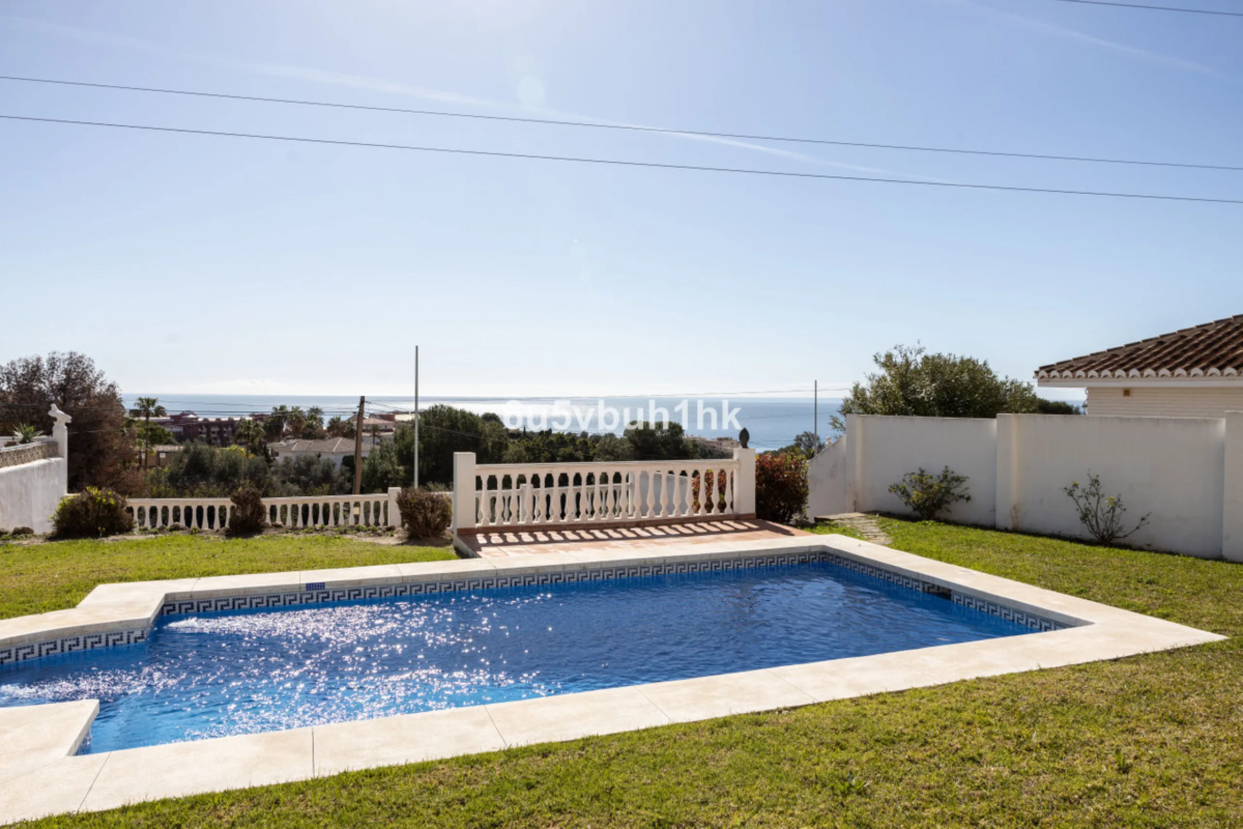 La Capellanía is famous detached house area in Benalmádena, Costa del Sol. Here we have this nice and modern villa with great and open views of the Mediterranean Sea and the surrounding area.