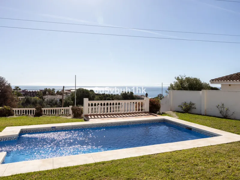 La Capellanía is famous detached house area in Benalmádena, Costa del Sol. Here we have this nice and modern villa with great and open views of the Mediterranean Sea and the surrounding area.