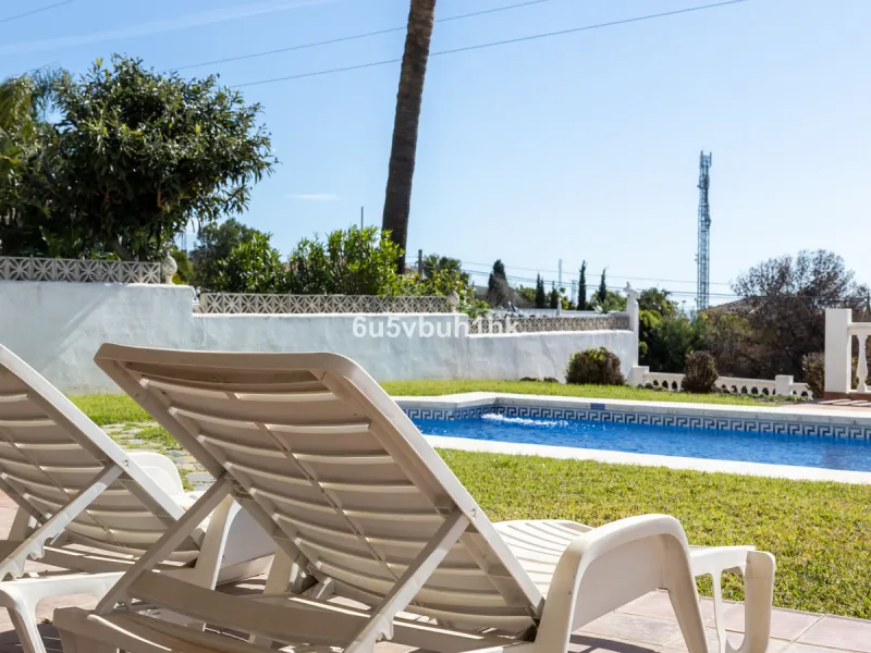 La Capellanía is famous detached house area in Benalmádena, Costa del Sol. Here we have this nice and modern villa with great and open views of the Mediterranean Sea and the surrounding area.